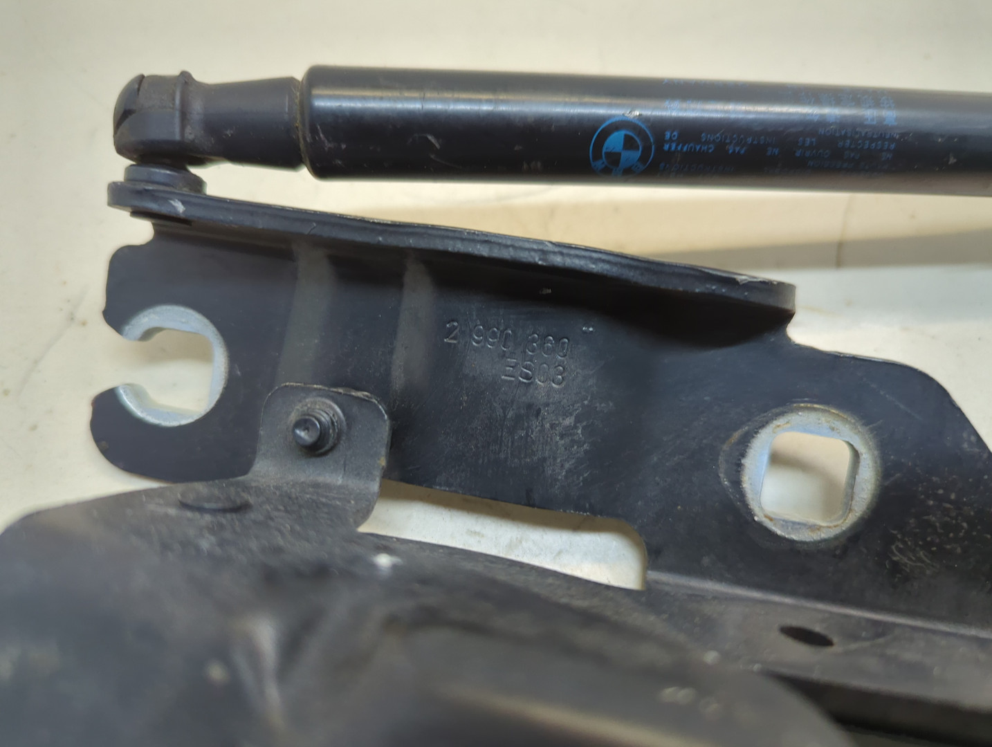 Петля капота правая