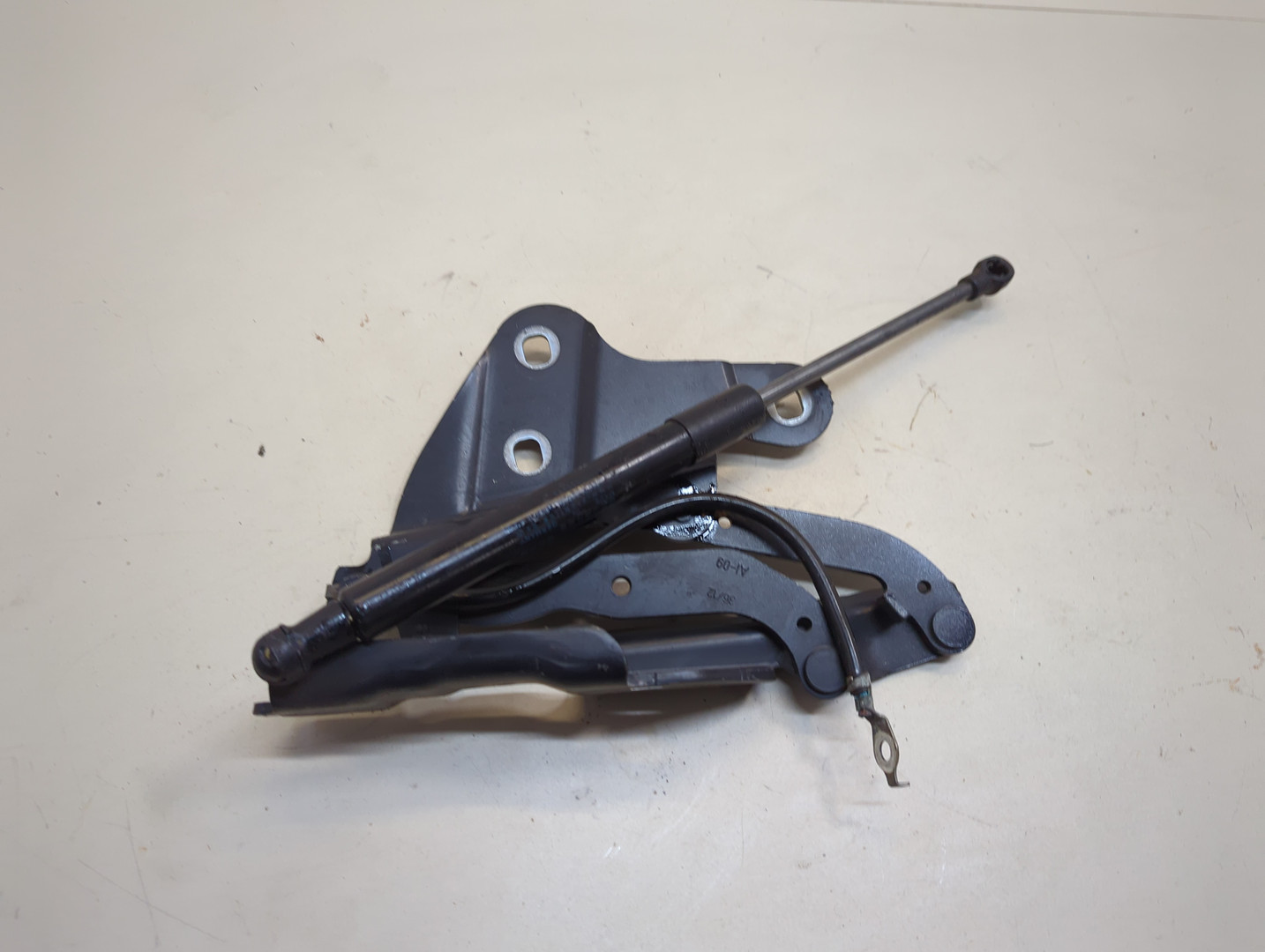 Петля капота левая