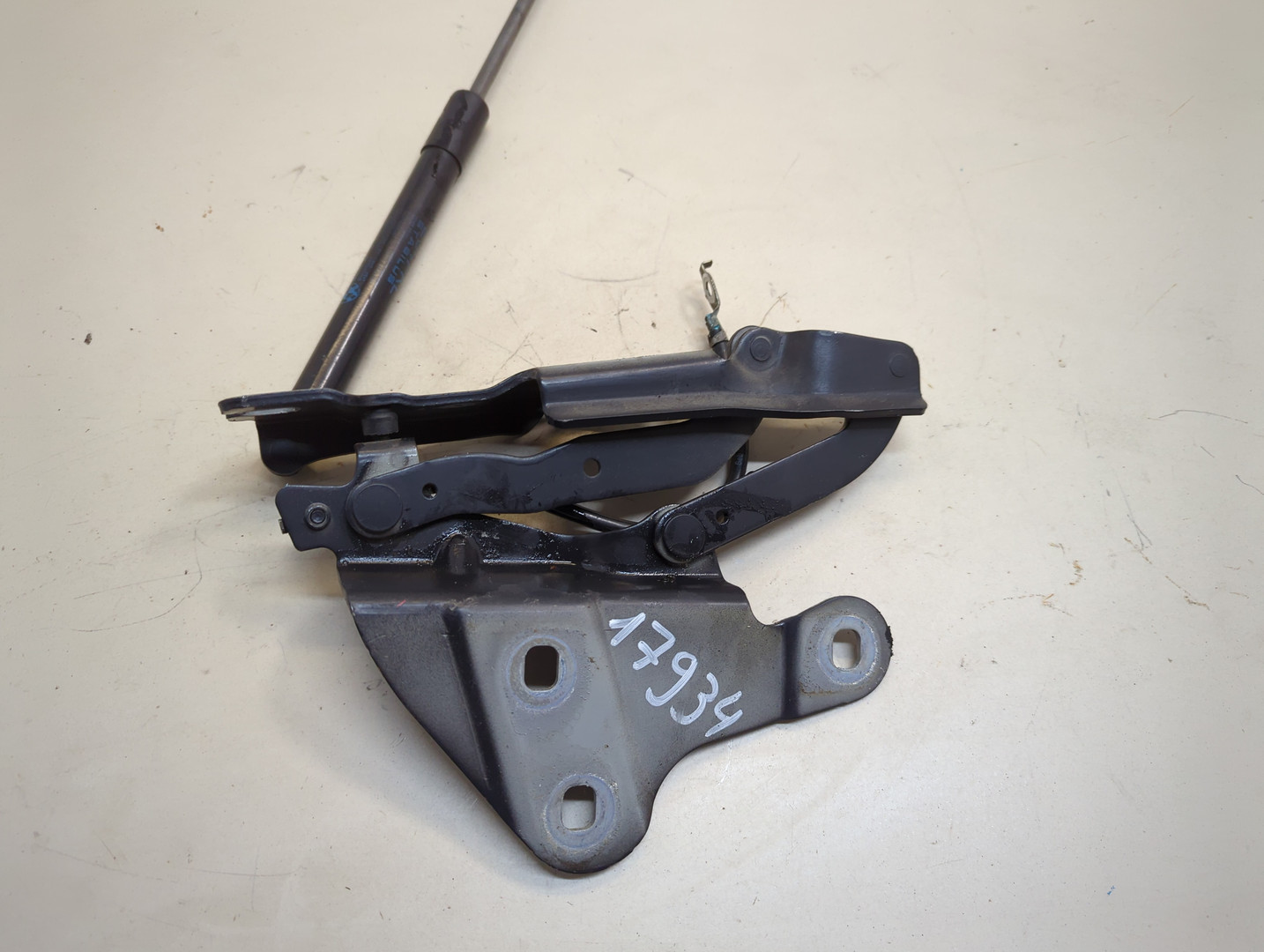 Петля капота левая