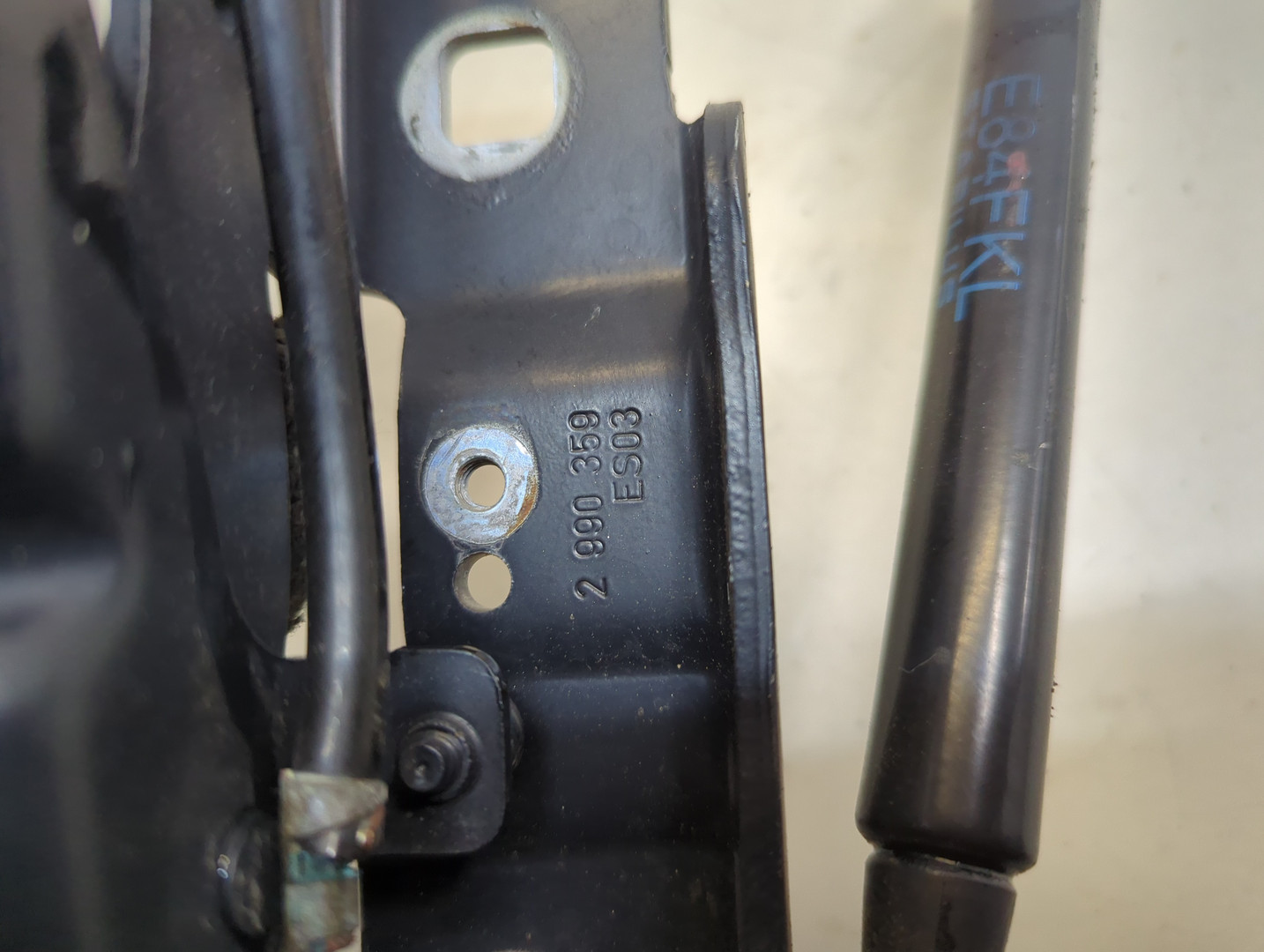 Петля капота левая