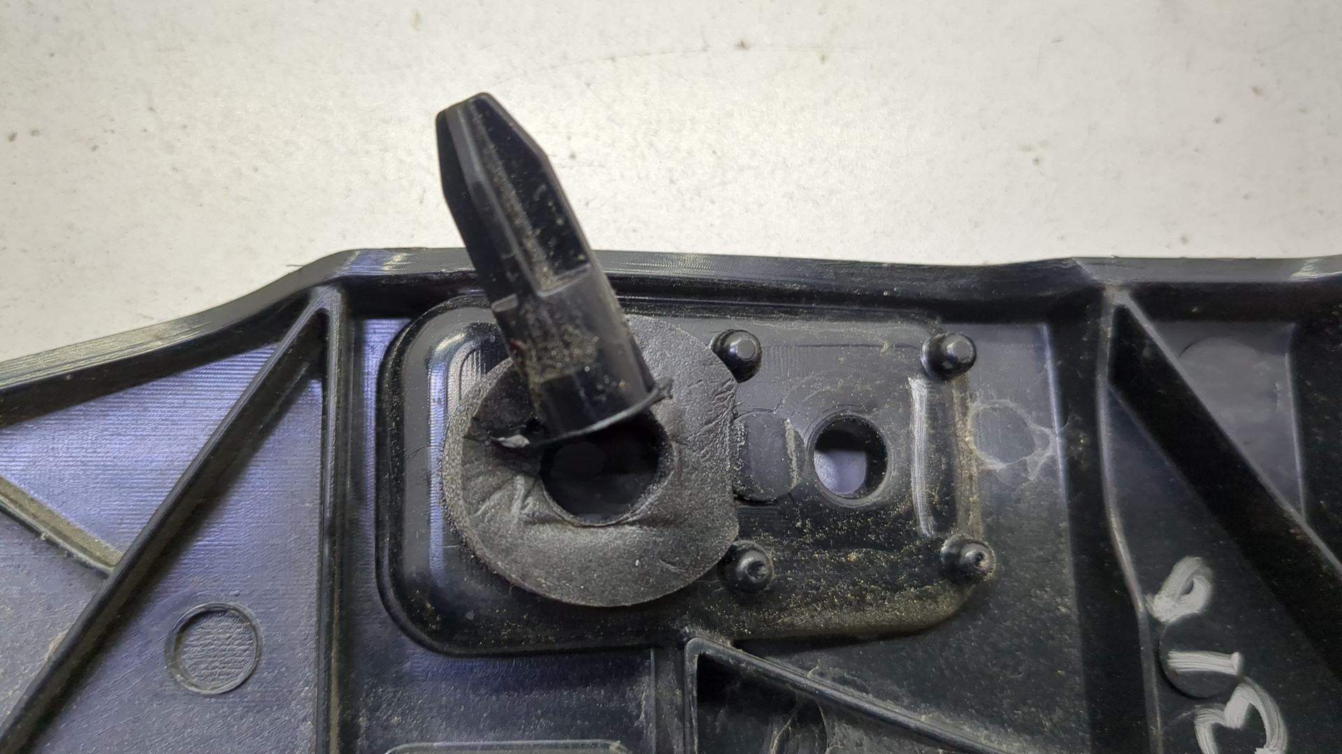 Кронштейн заднего бампера левый