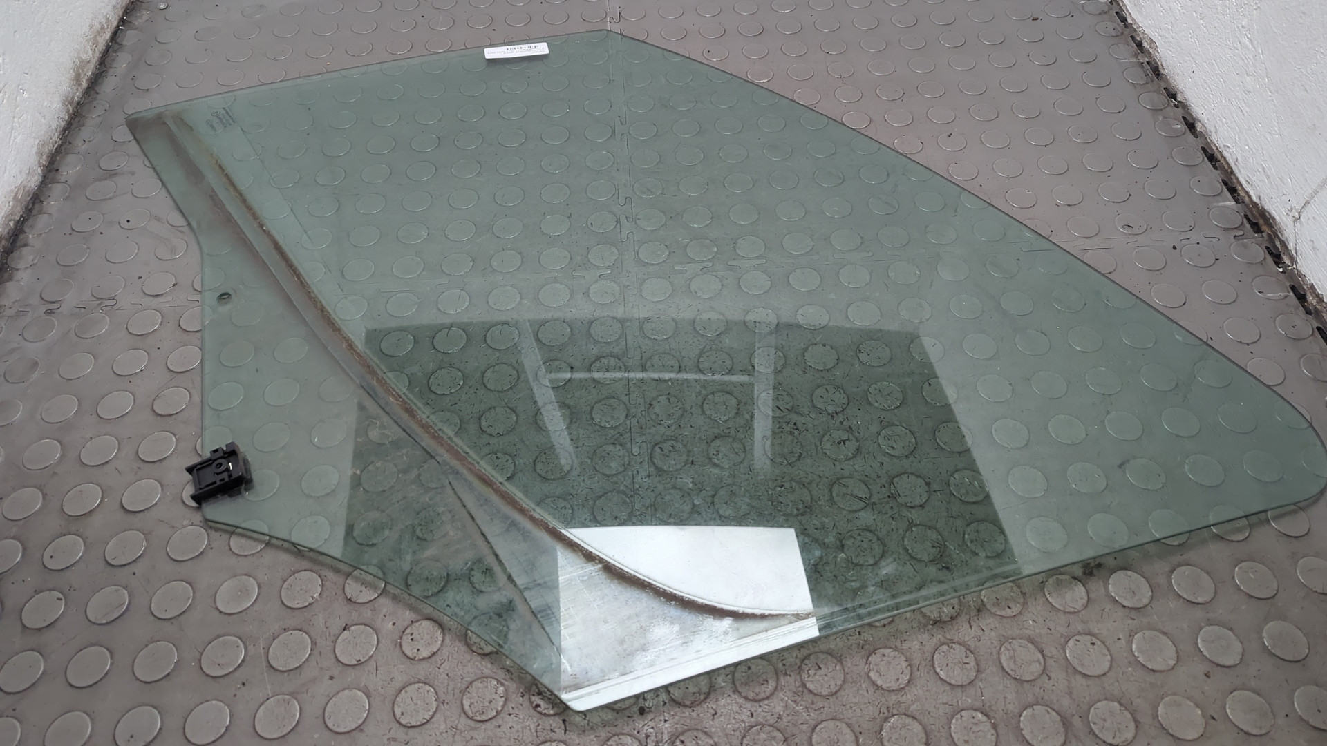 Стекло двери передней левой