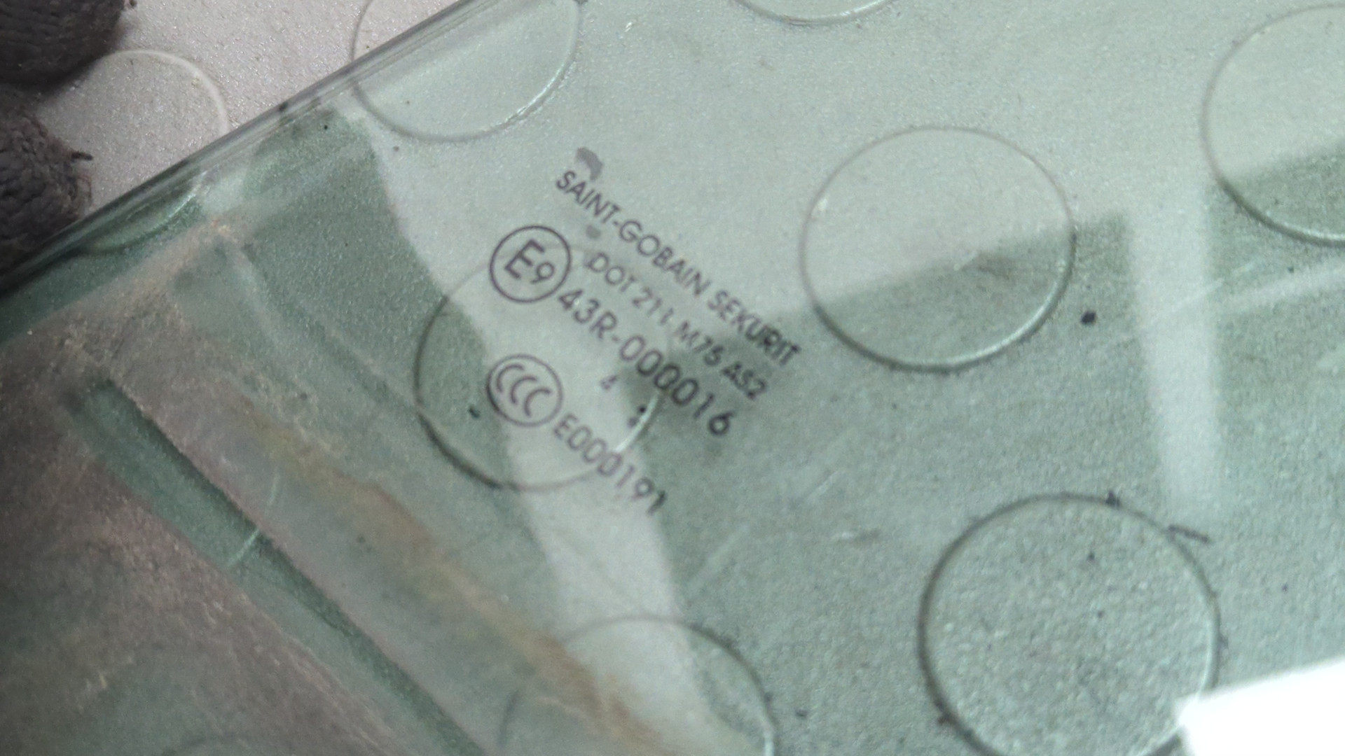 Стекло двери передней левой