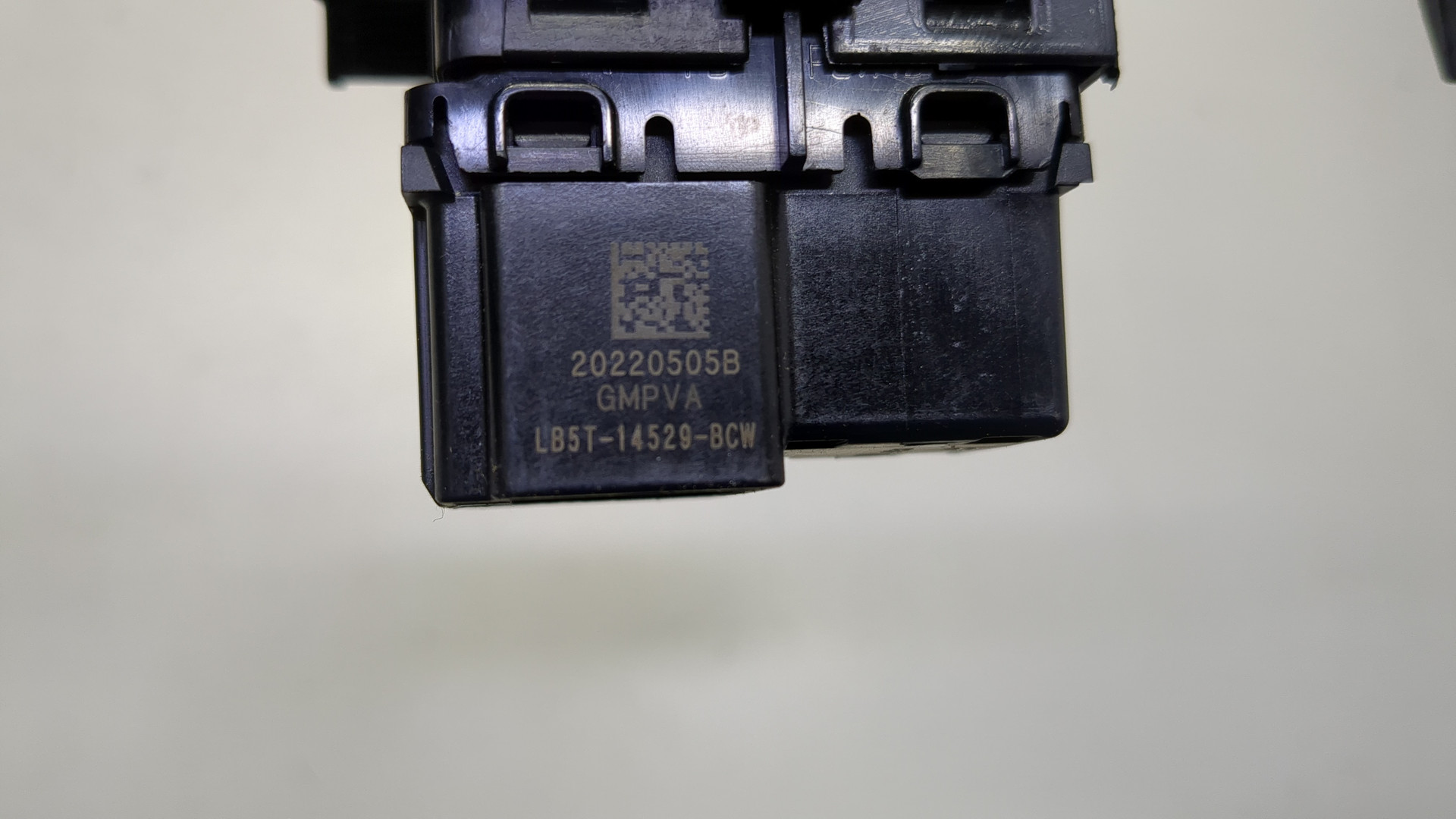 Кнопка стеклоподъемника