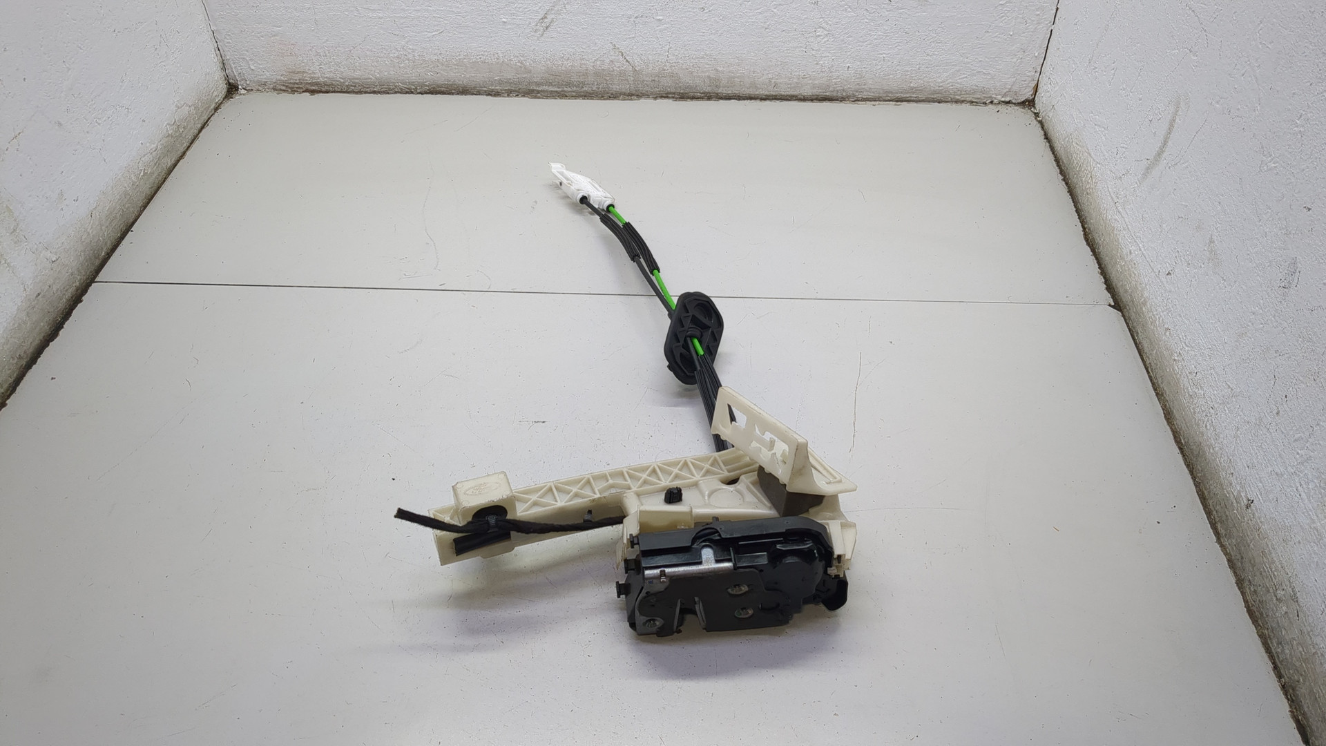 Замок двери задней левой