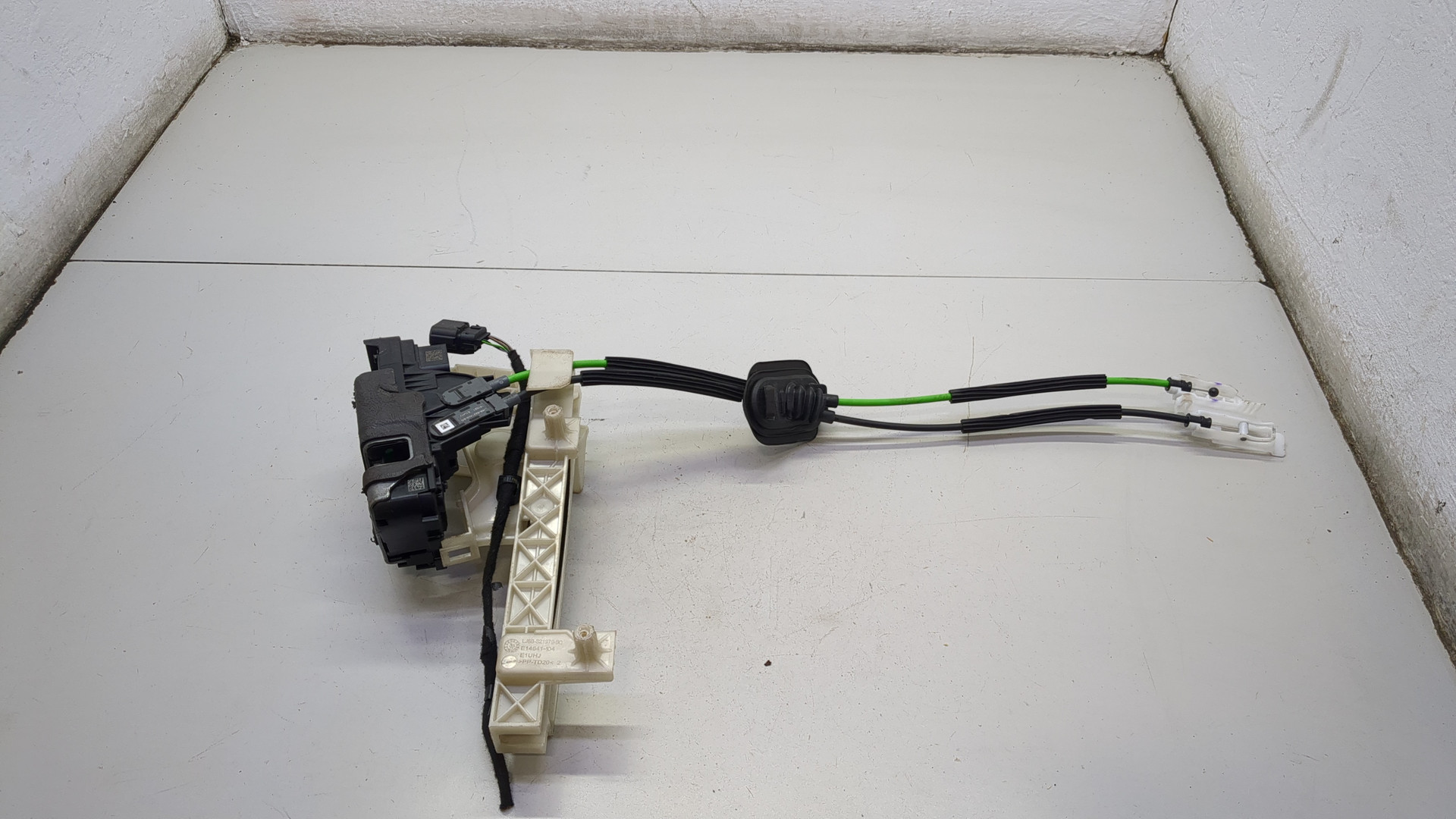 Замок двери задней левой