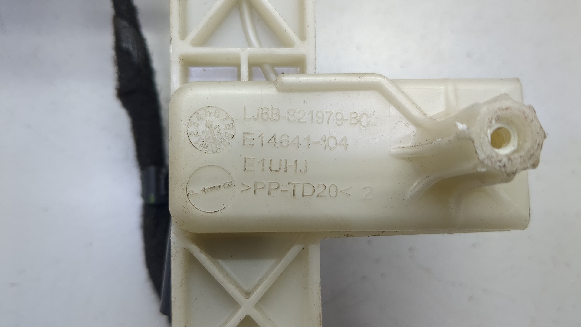 Замок двери задней левой