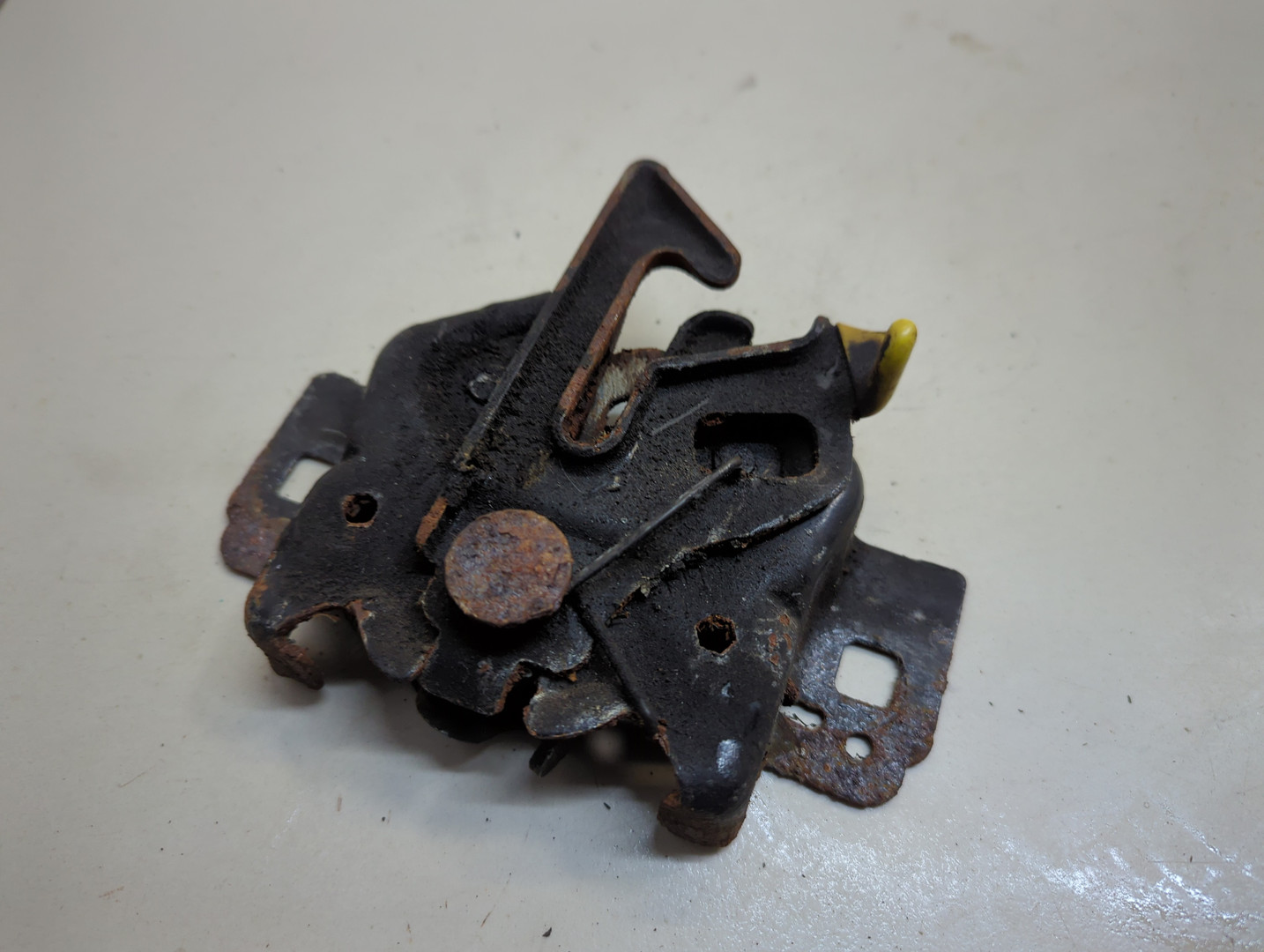 Замок капота