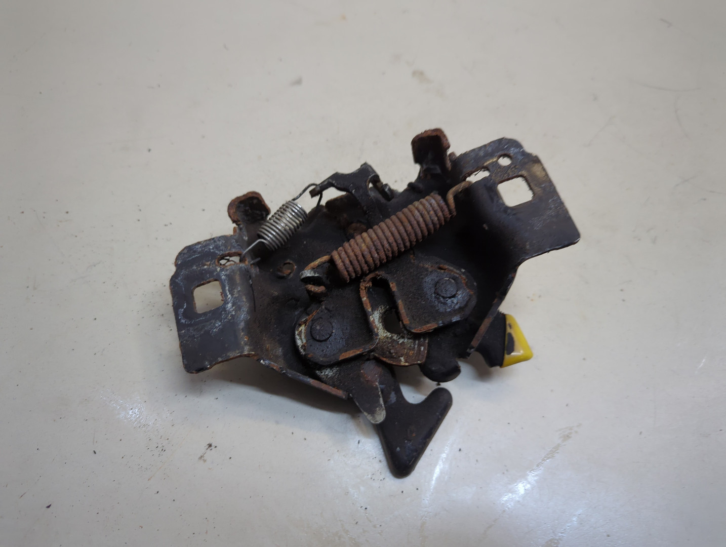 Замок капота