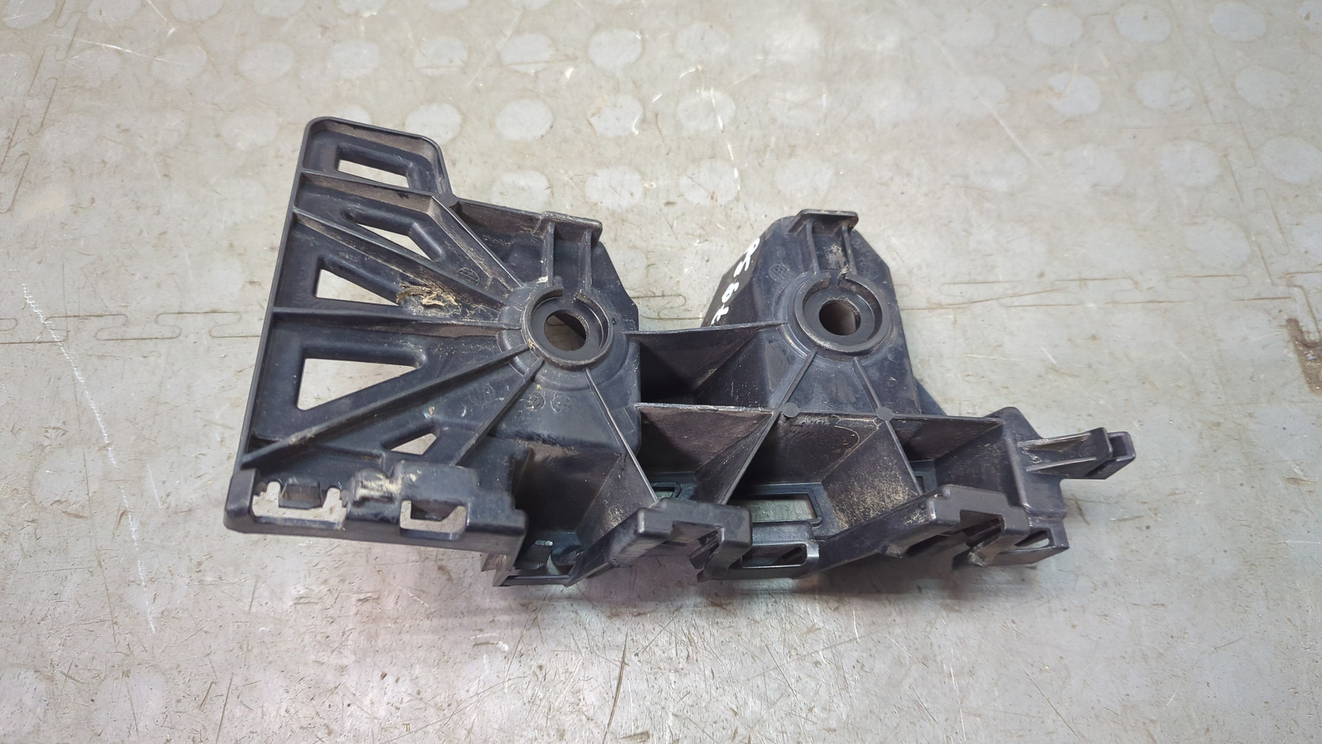 Кронштейн заднего бампера правый