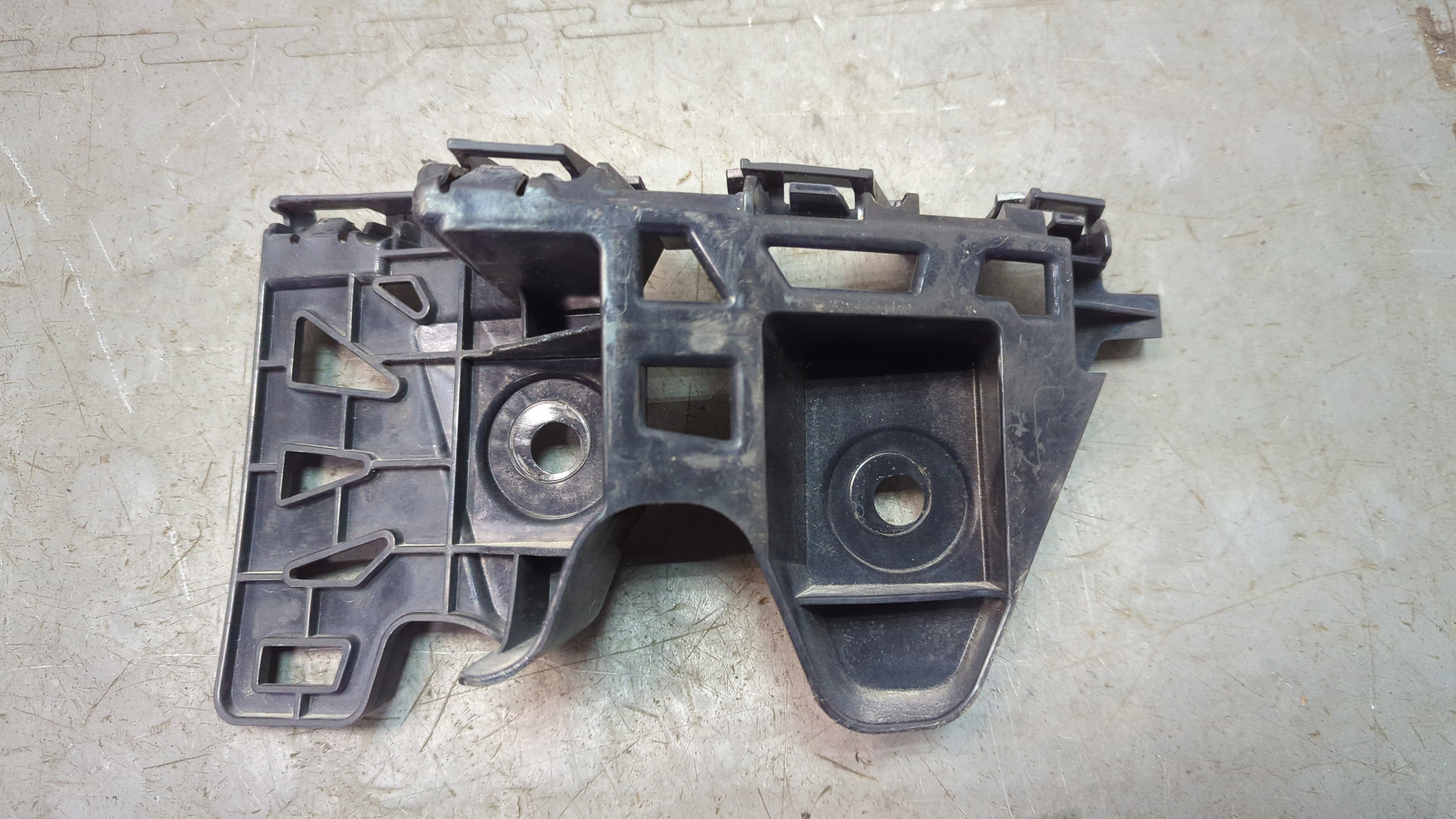 Кронштейн заднего бампера правый