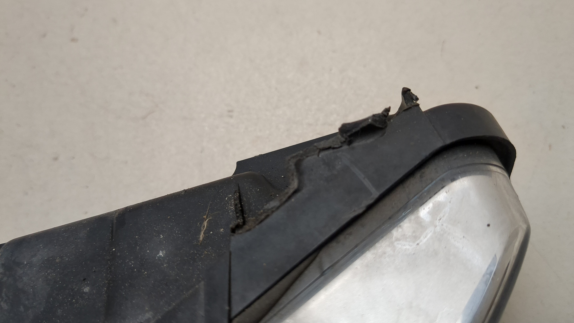 Фара противотуманная левая