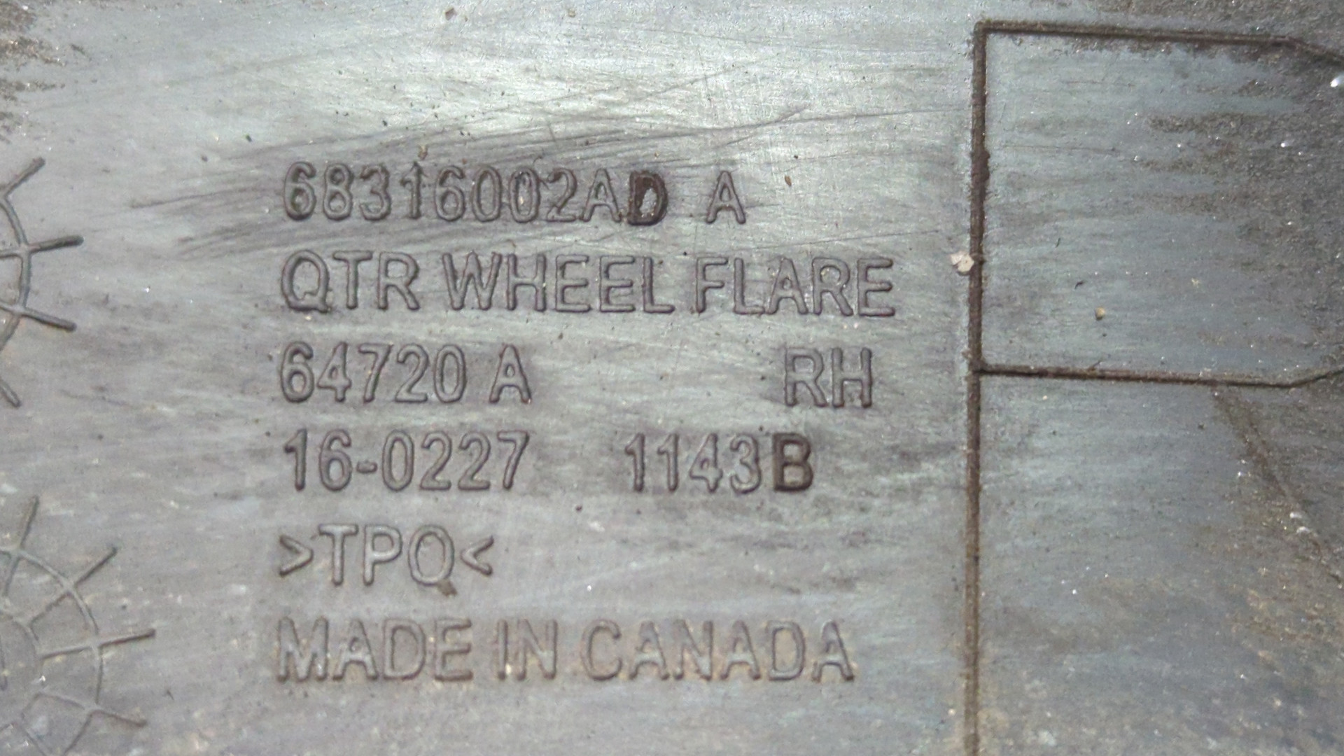 Молдинг заднего крыла правого