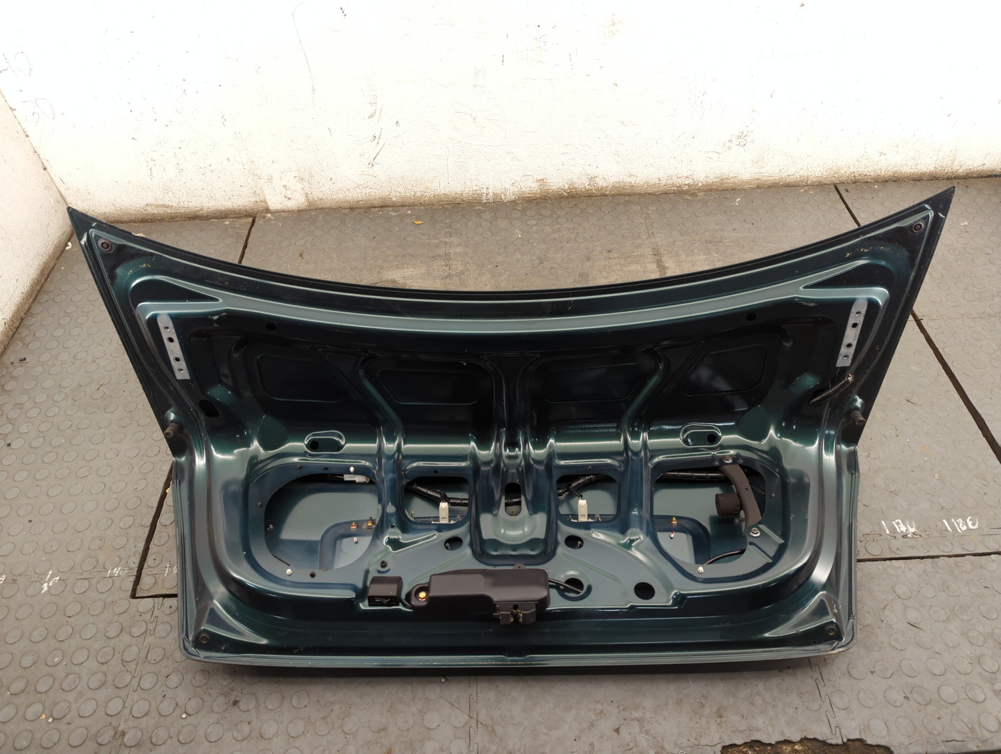 Дверь багажника