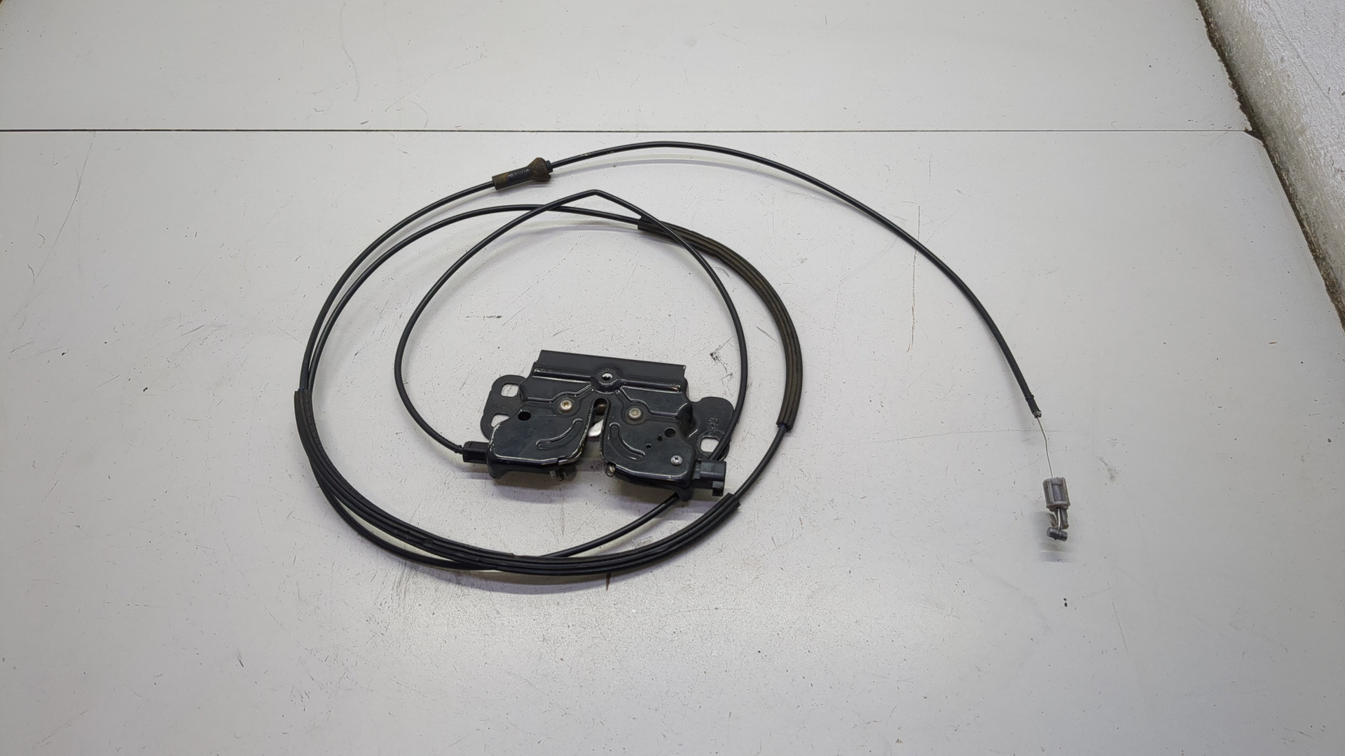 Замок капота