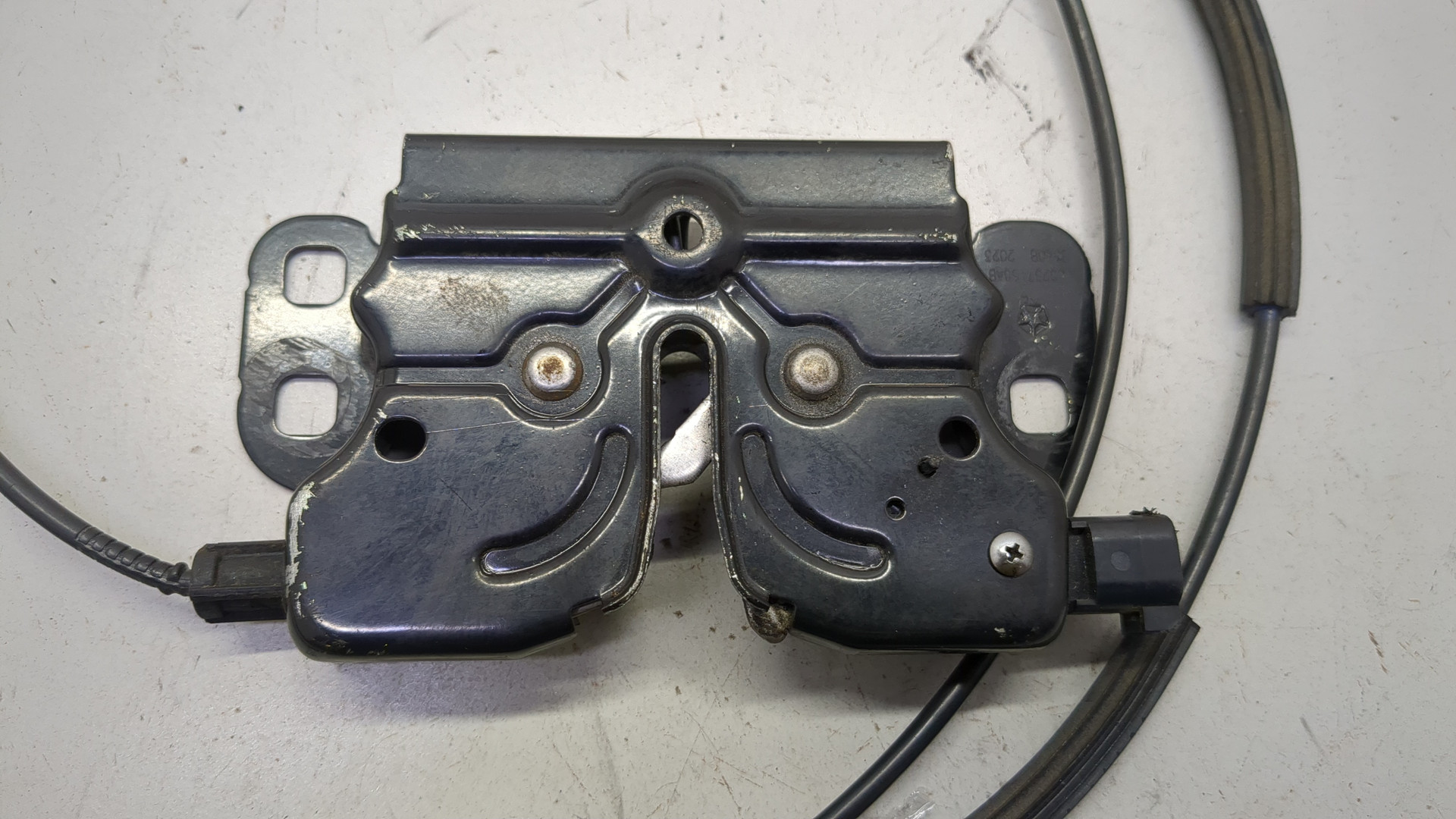 Замок капота