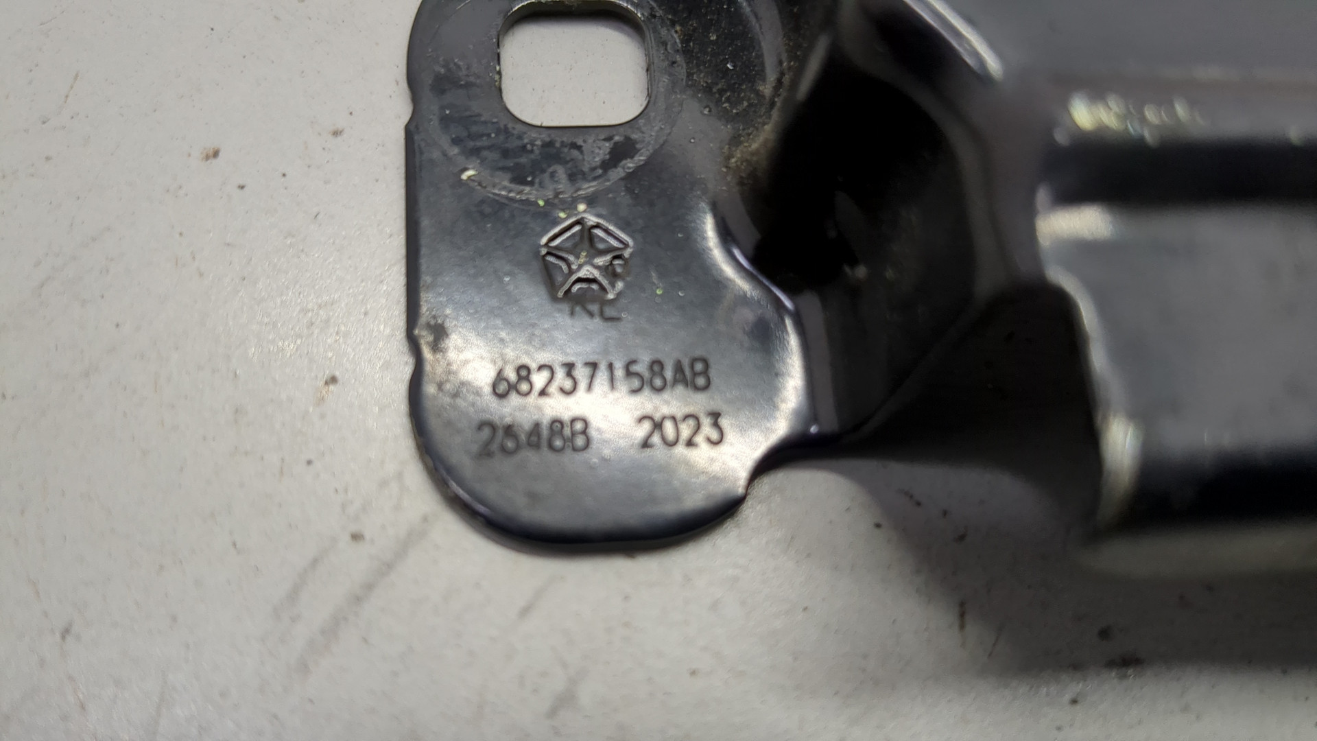 Замок капота