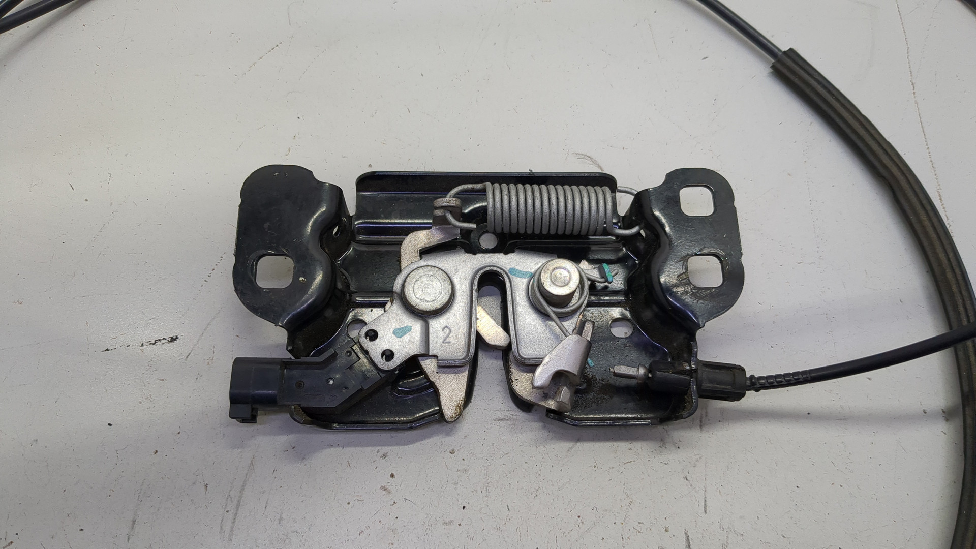 Замок капота