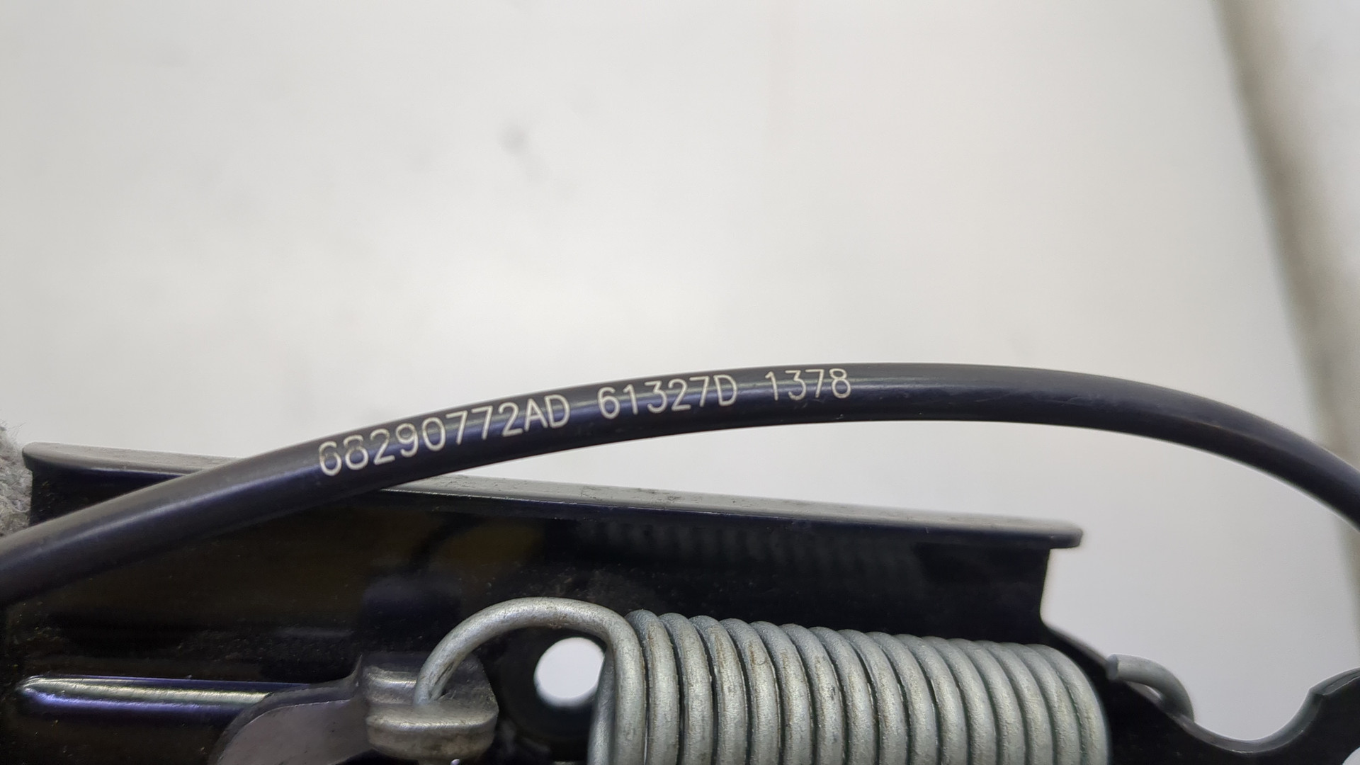 Замок капота