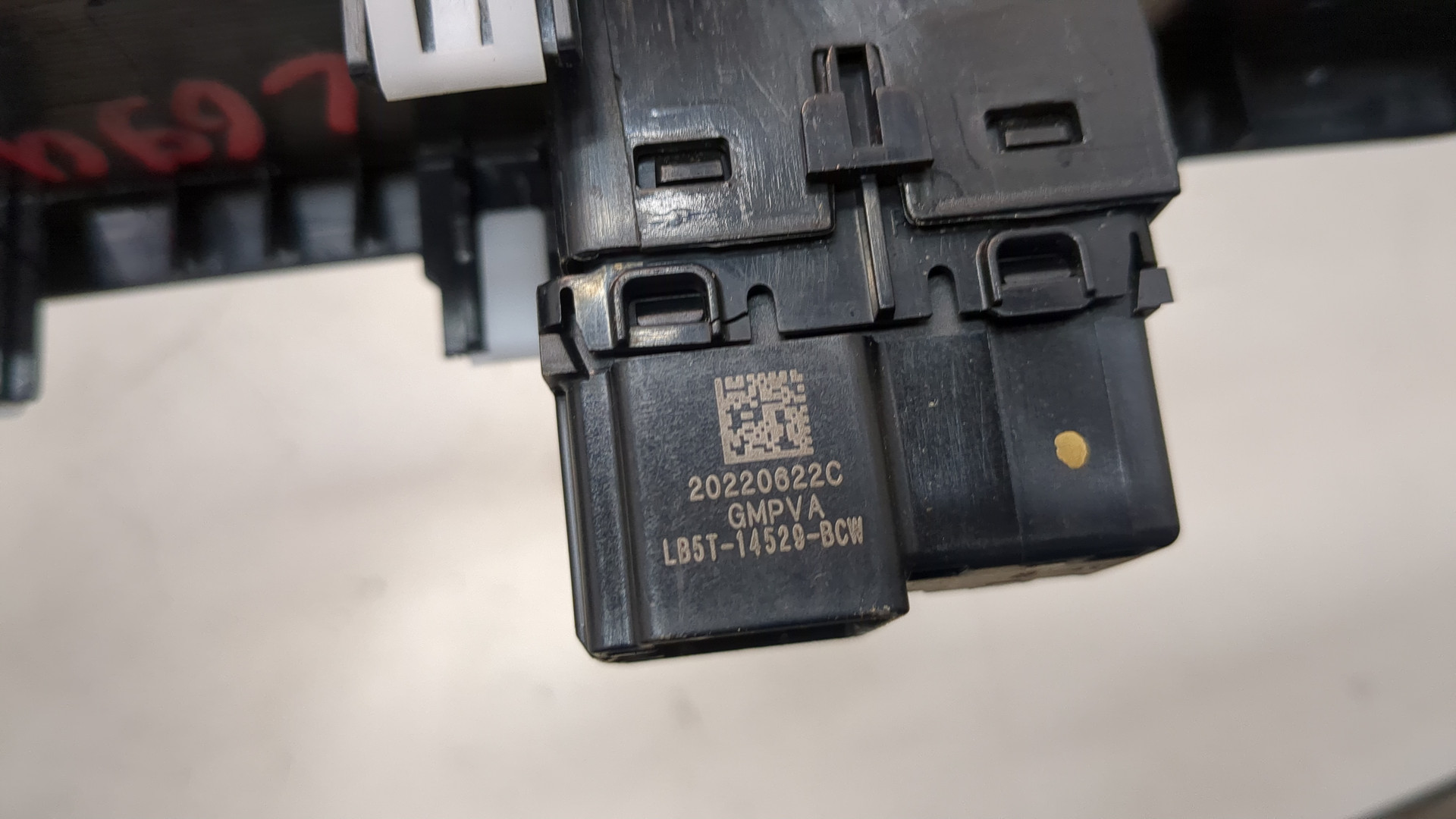 Кнопка стеклоподъемника