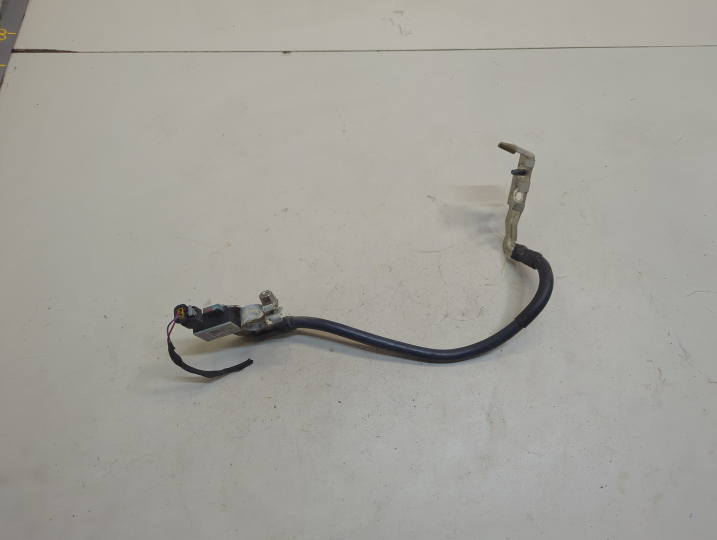 Клемма аккумулятора -