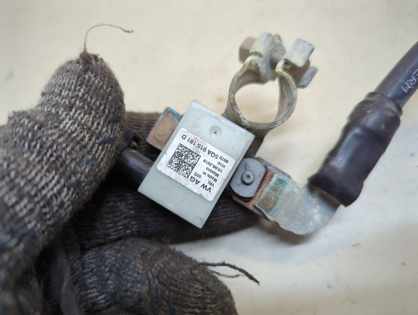 Клемма аккумулятора -