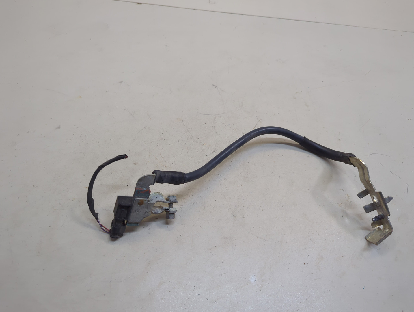 Клемма аккумулятора -