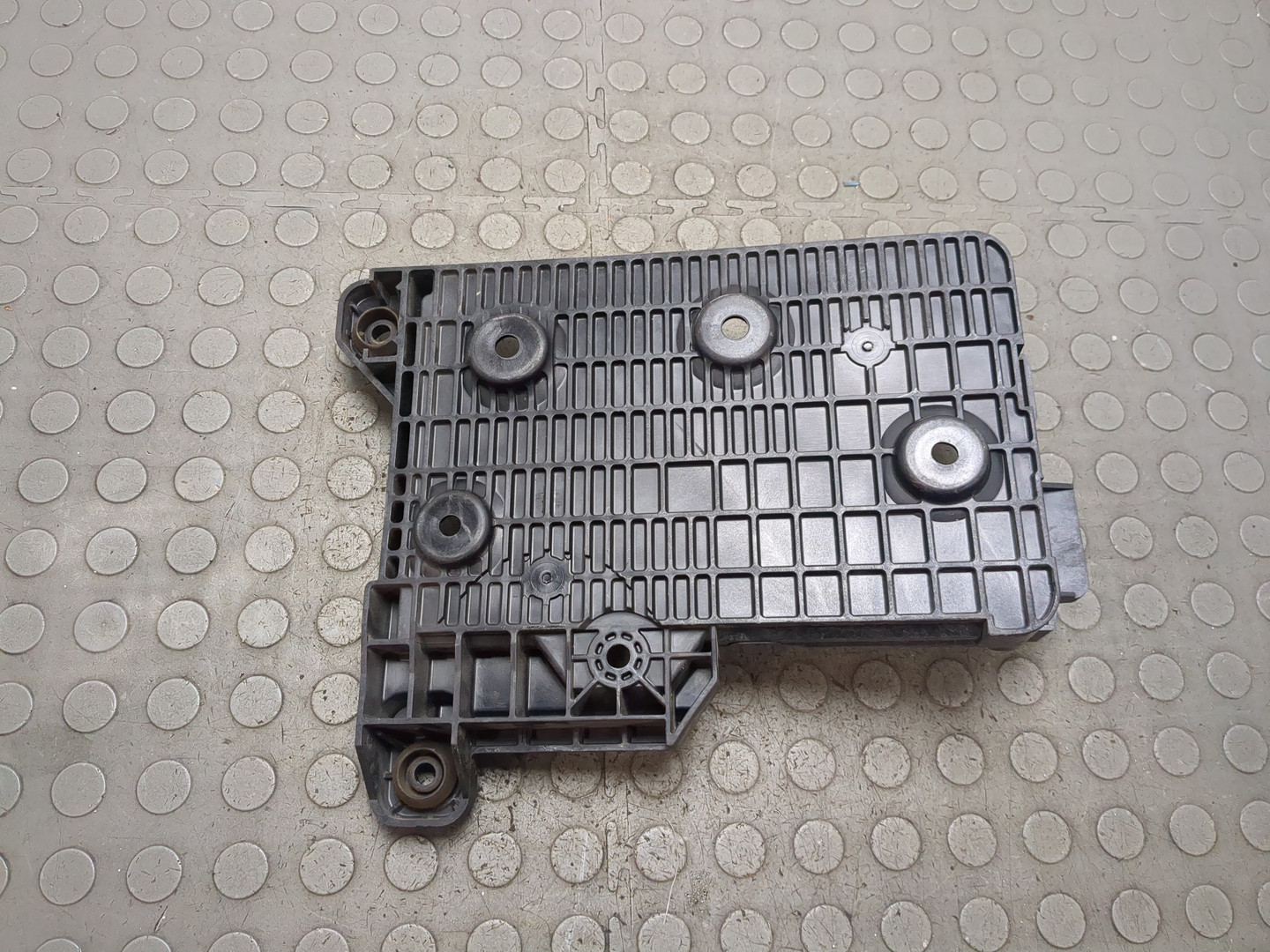 Площадка под аккумулятор (АКБ)