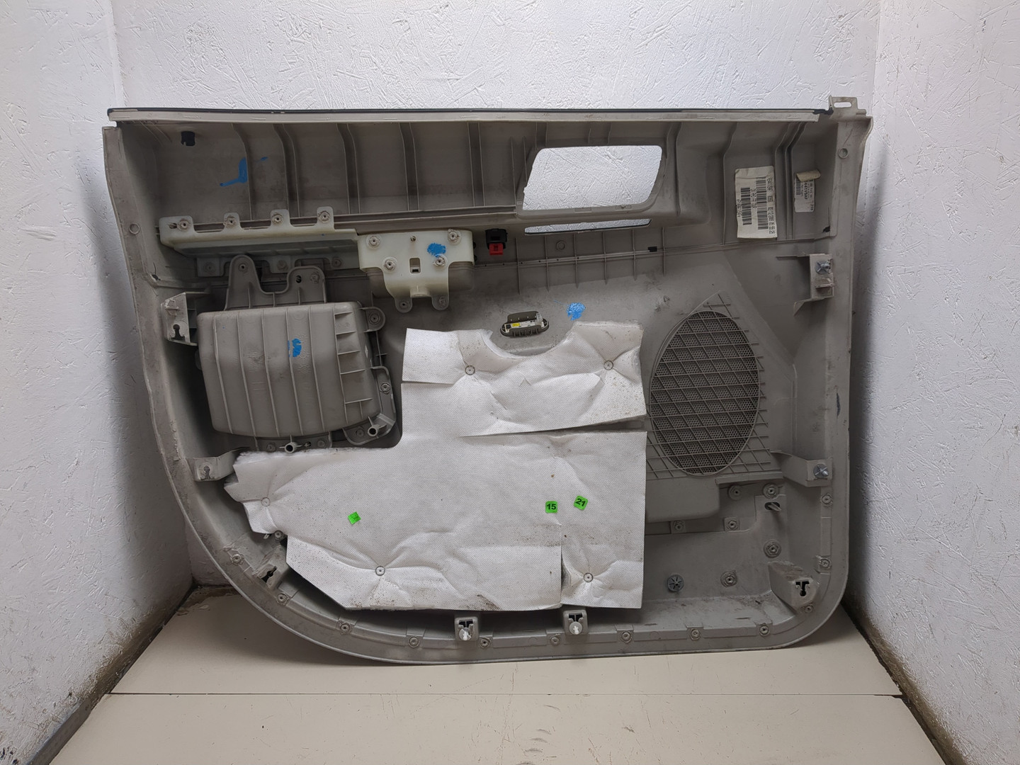 Обшивка двери передней правой