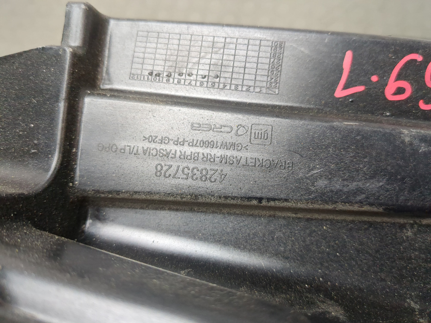 Кронштейн заднего бампера правый