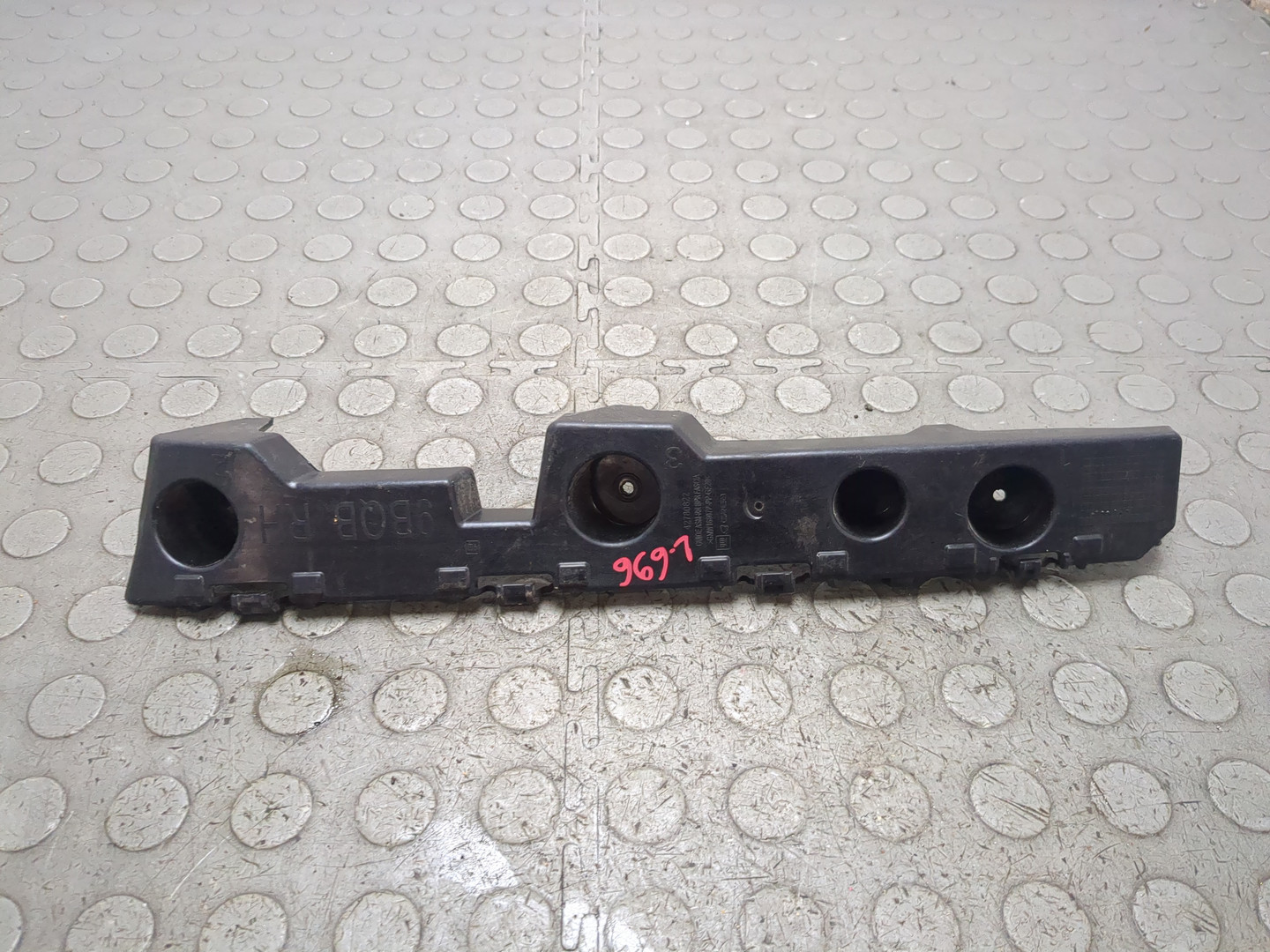 Кронштейн заднего бампера правый