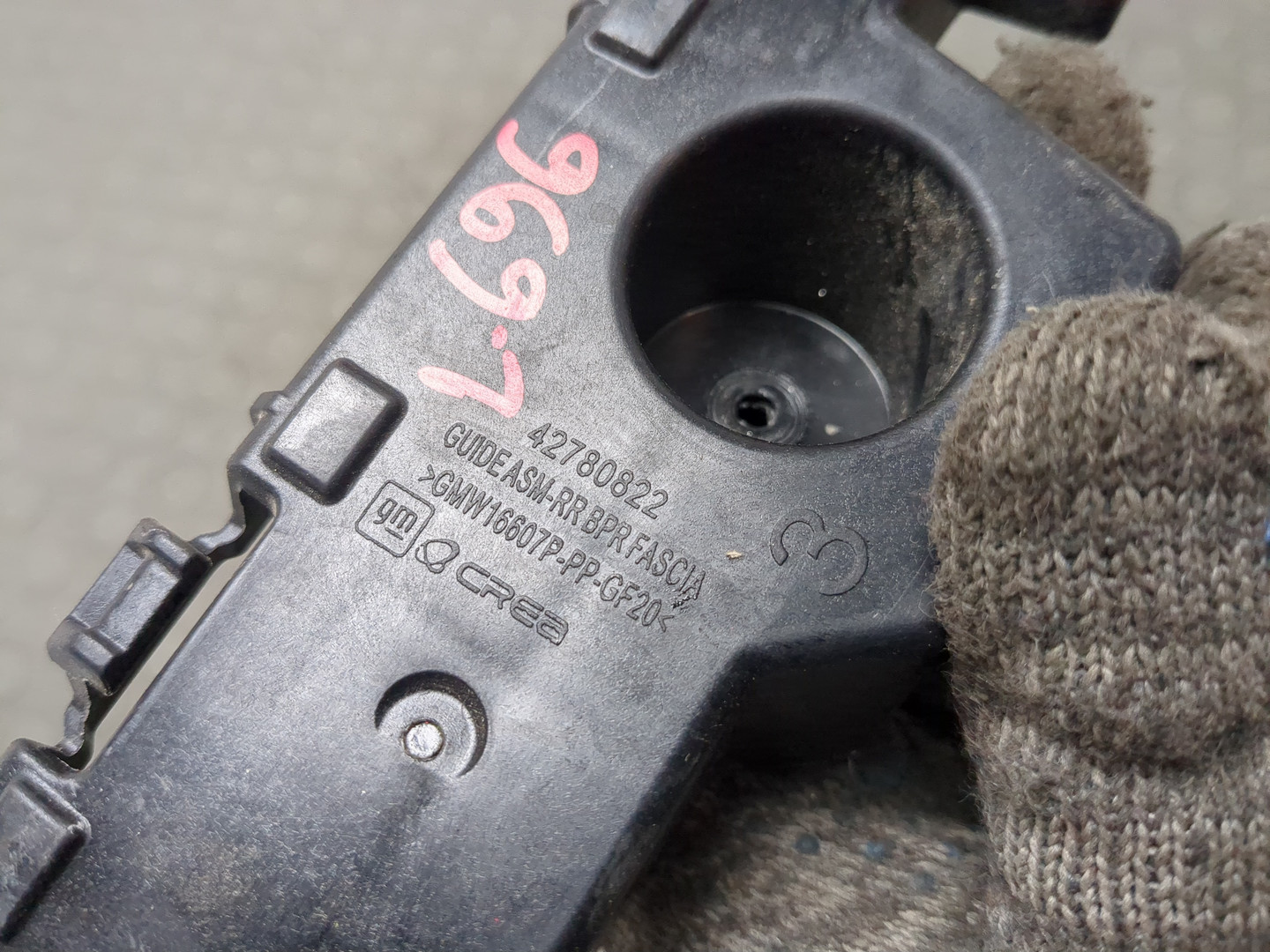 Кронштейн заднего бампера правый