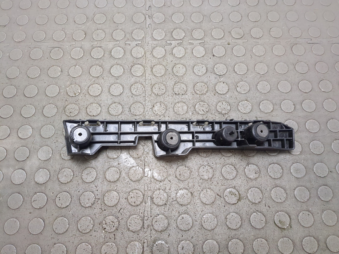 Кронштейн заднего бампера правый