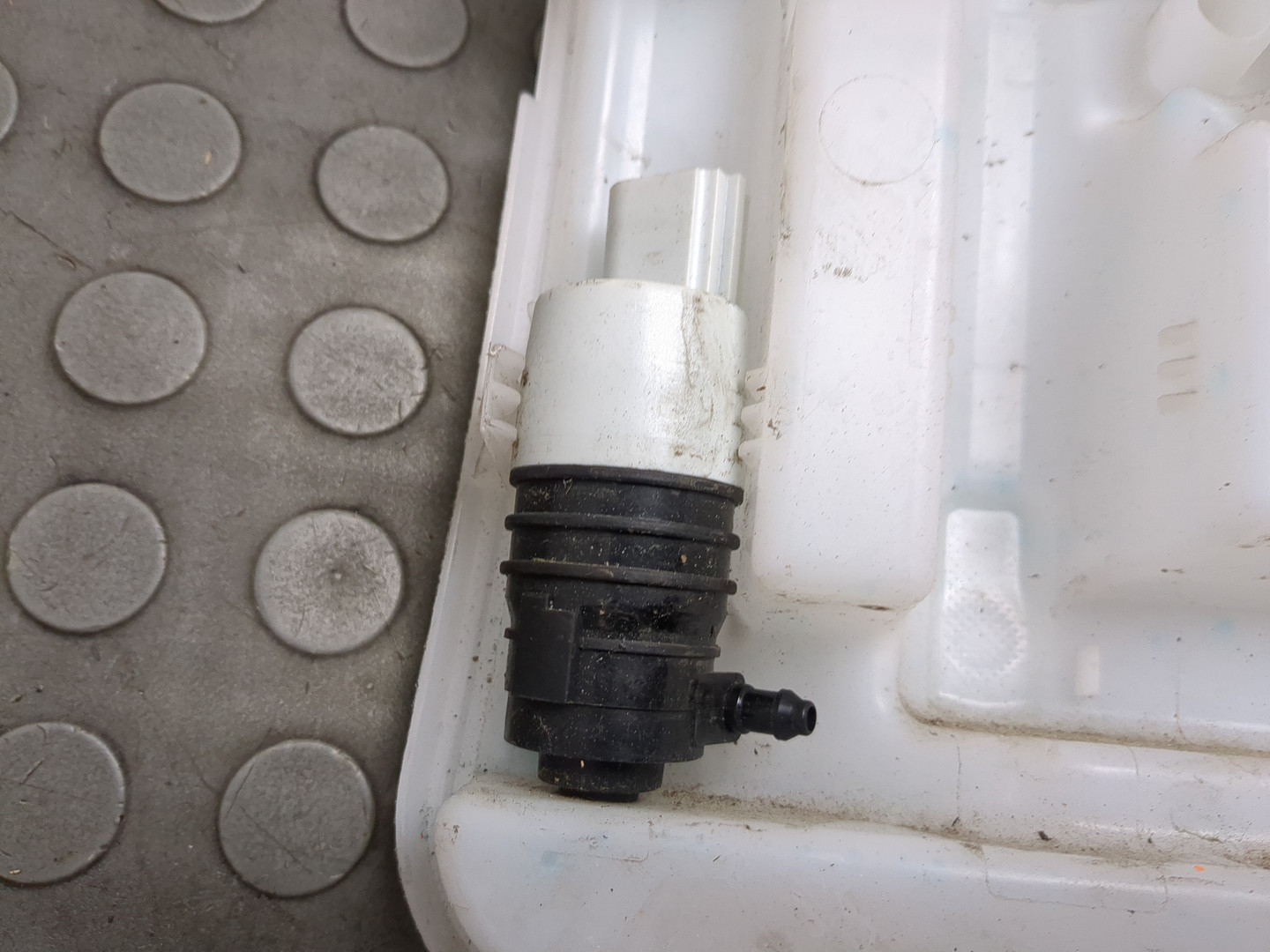 Бачок омывателя лобового стекла