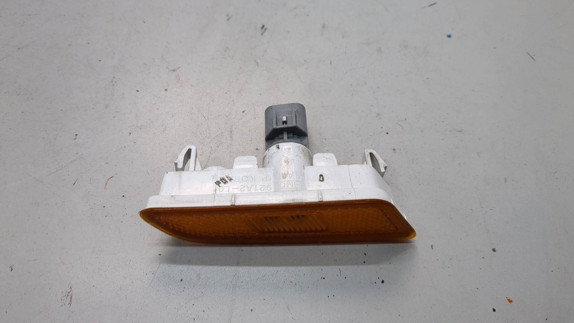 Отражатель передний правый у фары