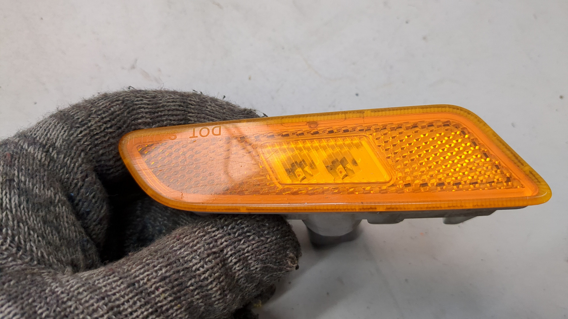 Отражатель передний правый у фары