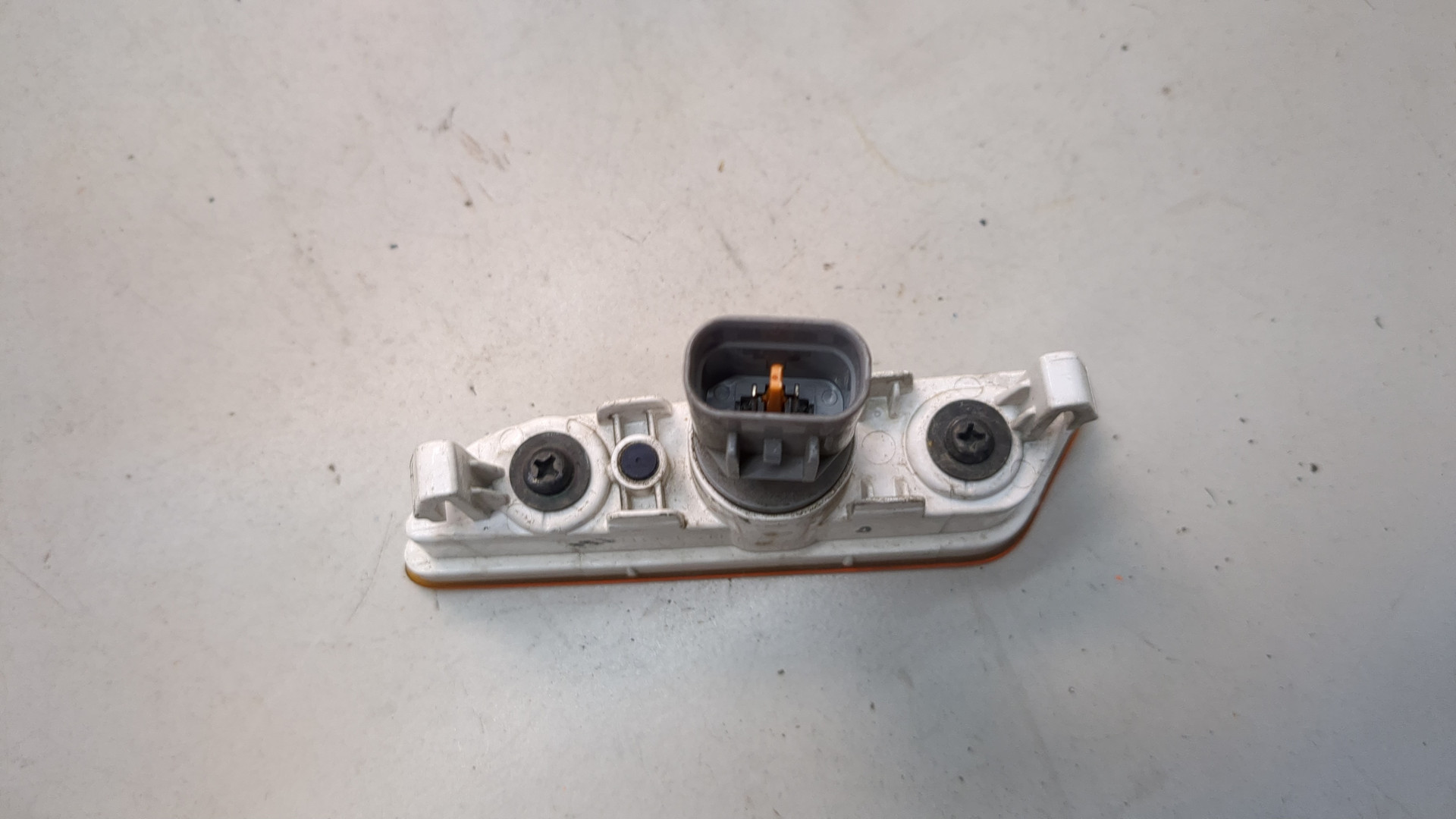 Отражатель передний правый у фары