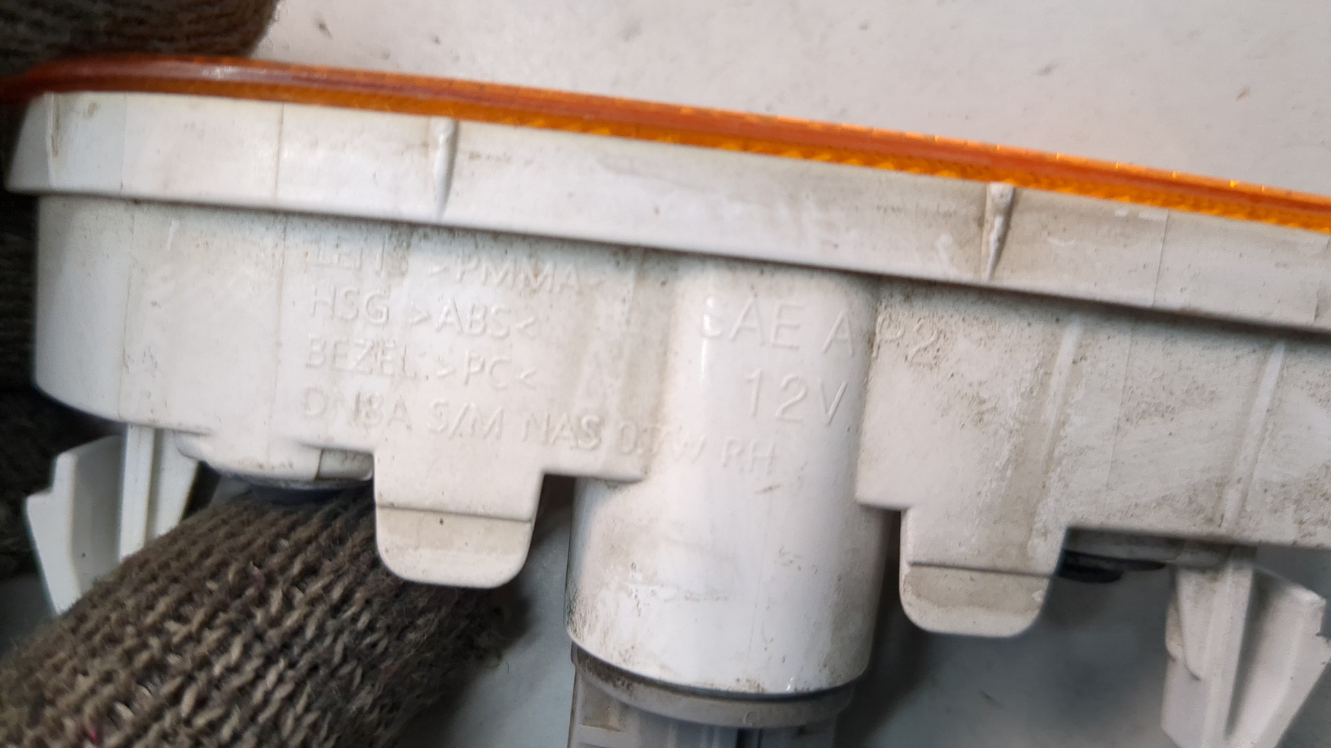 Отражатель передний правый у фары