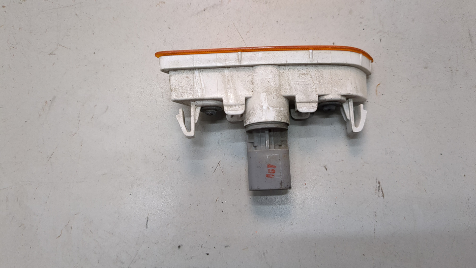 Отражатель передний левый у фары