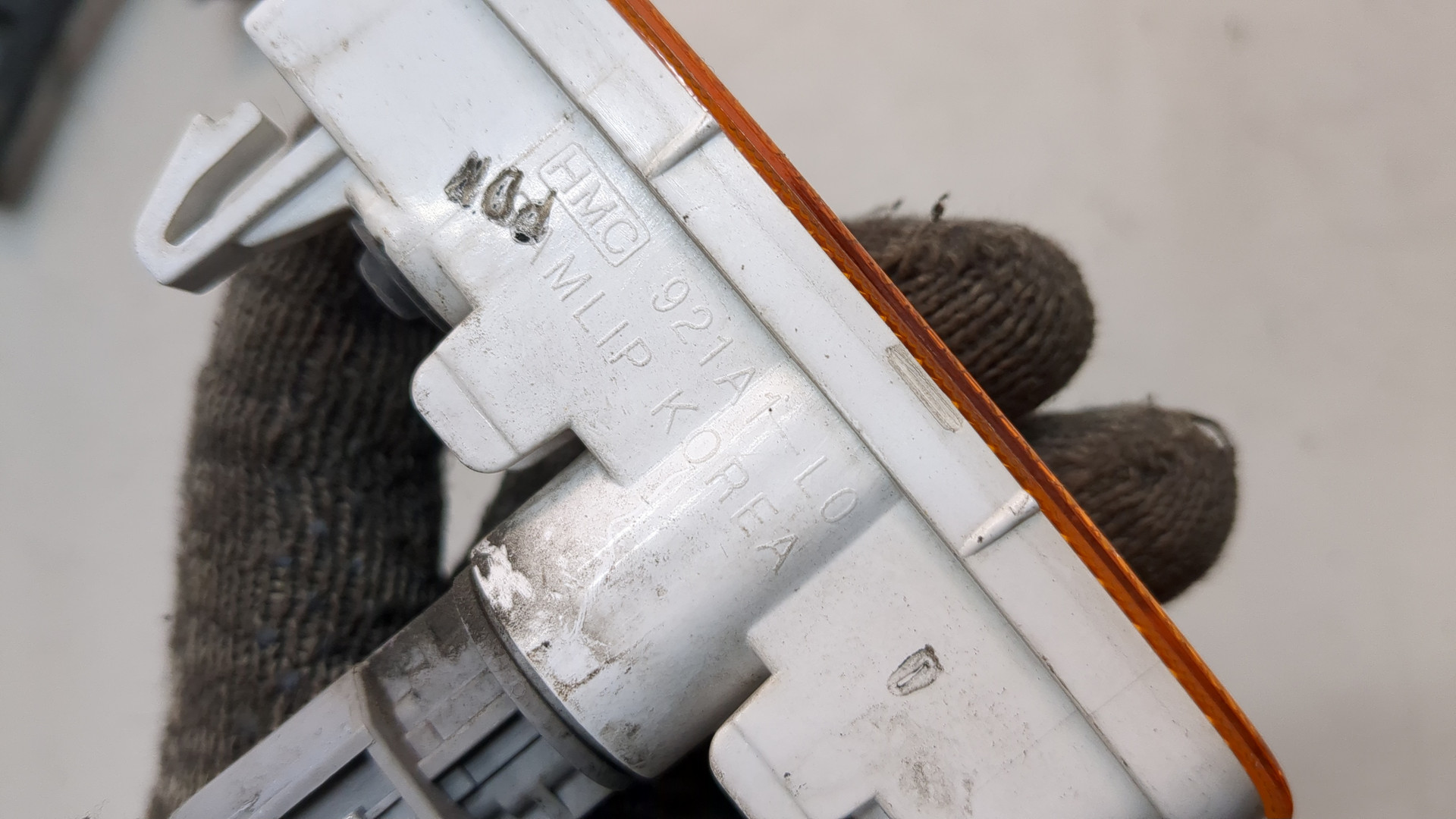 Отражатель передний левый у фары