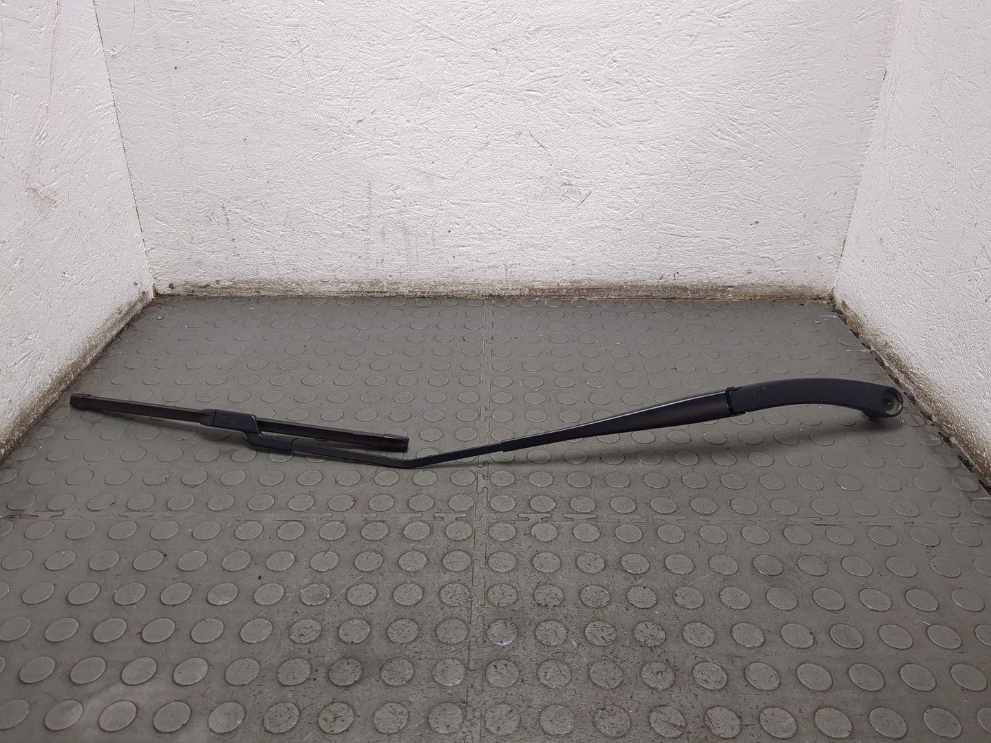 Поводок стеклоочистителя передний правый