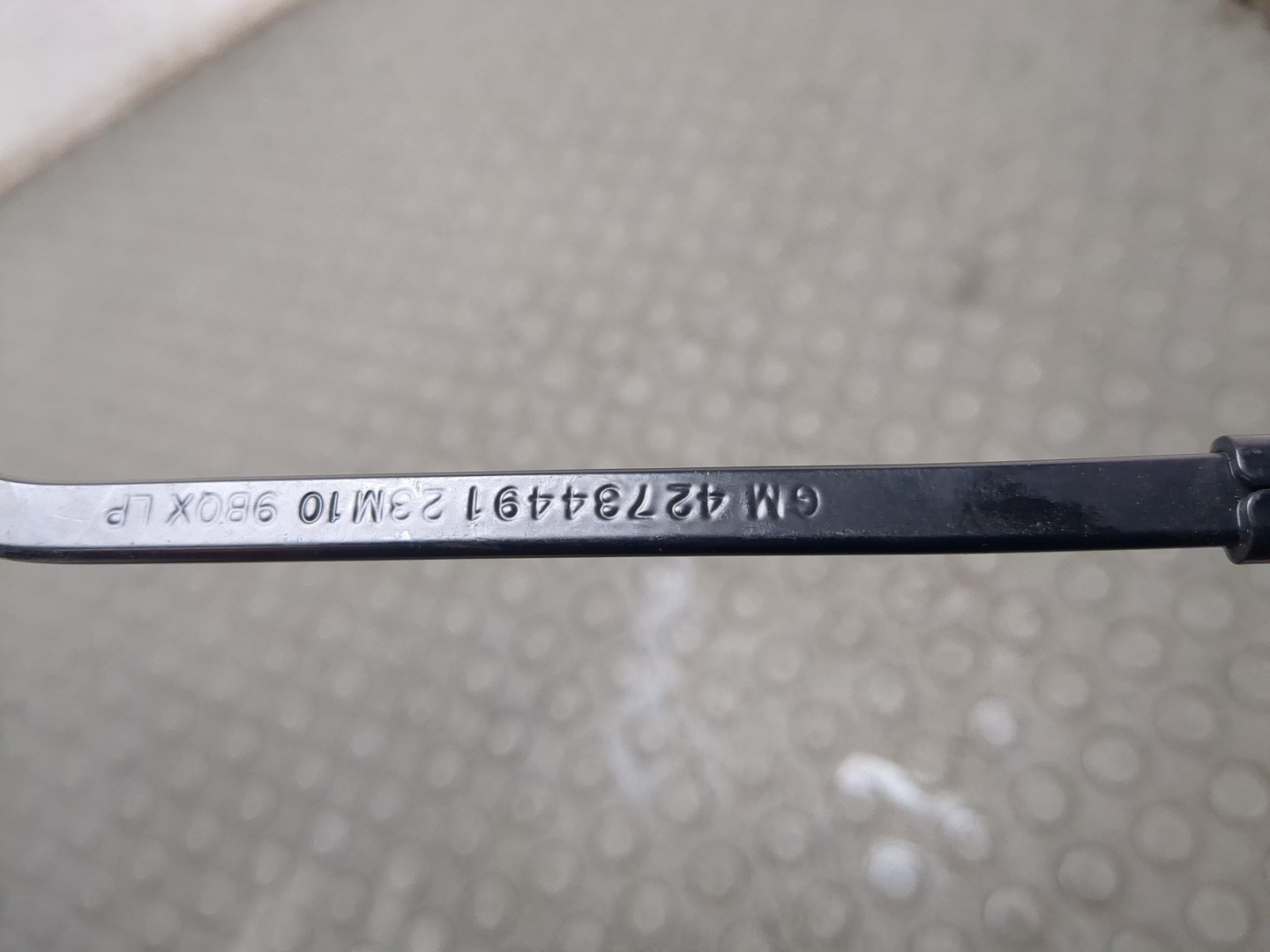 Поводок стеклоочистителя передний правый