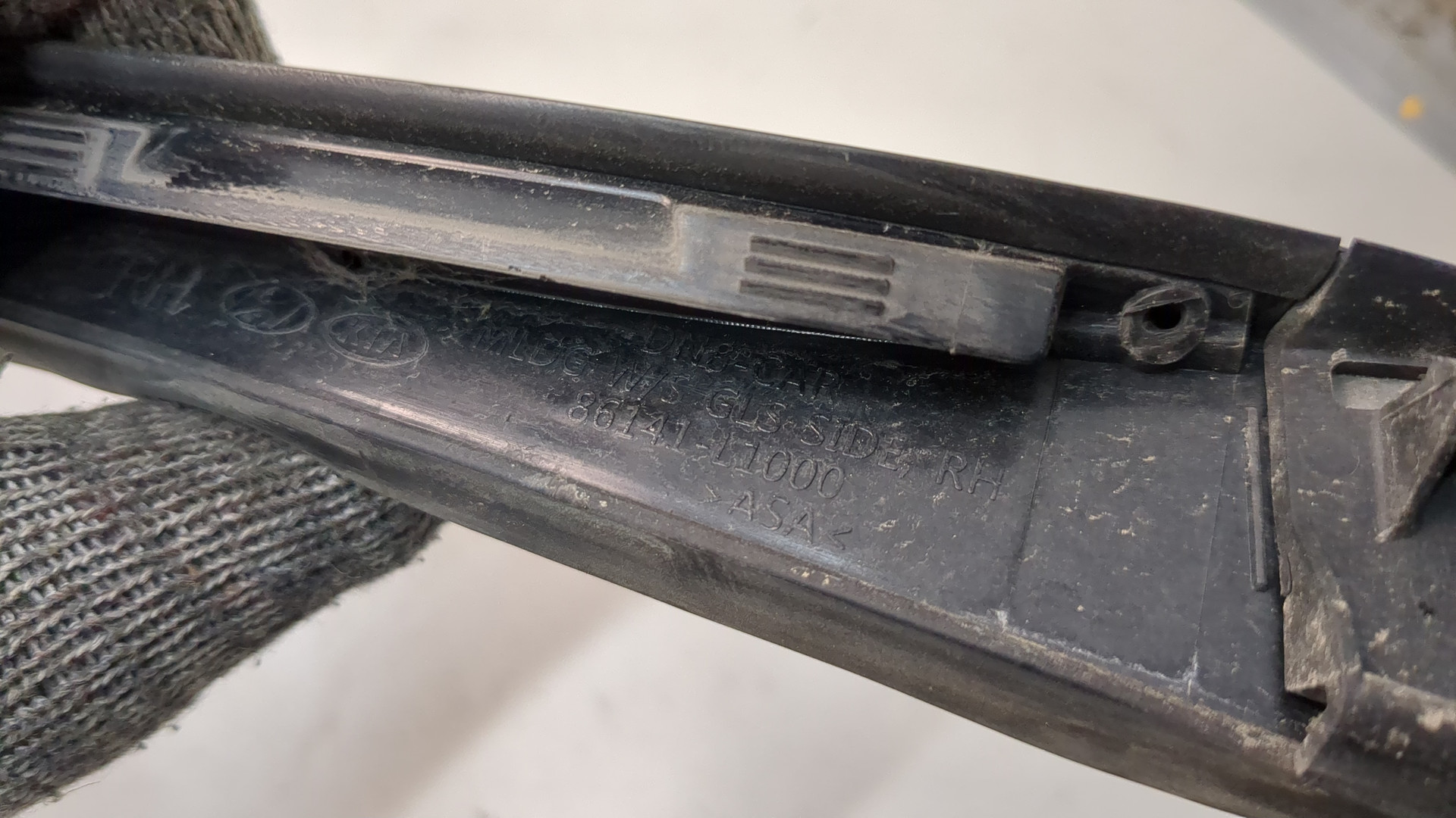 Молдинг лобового стекла