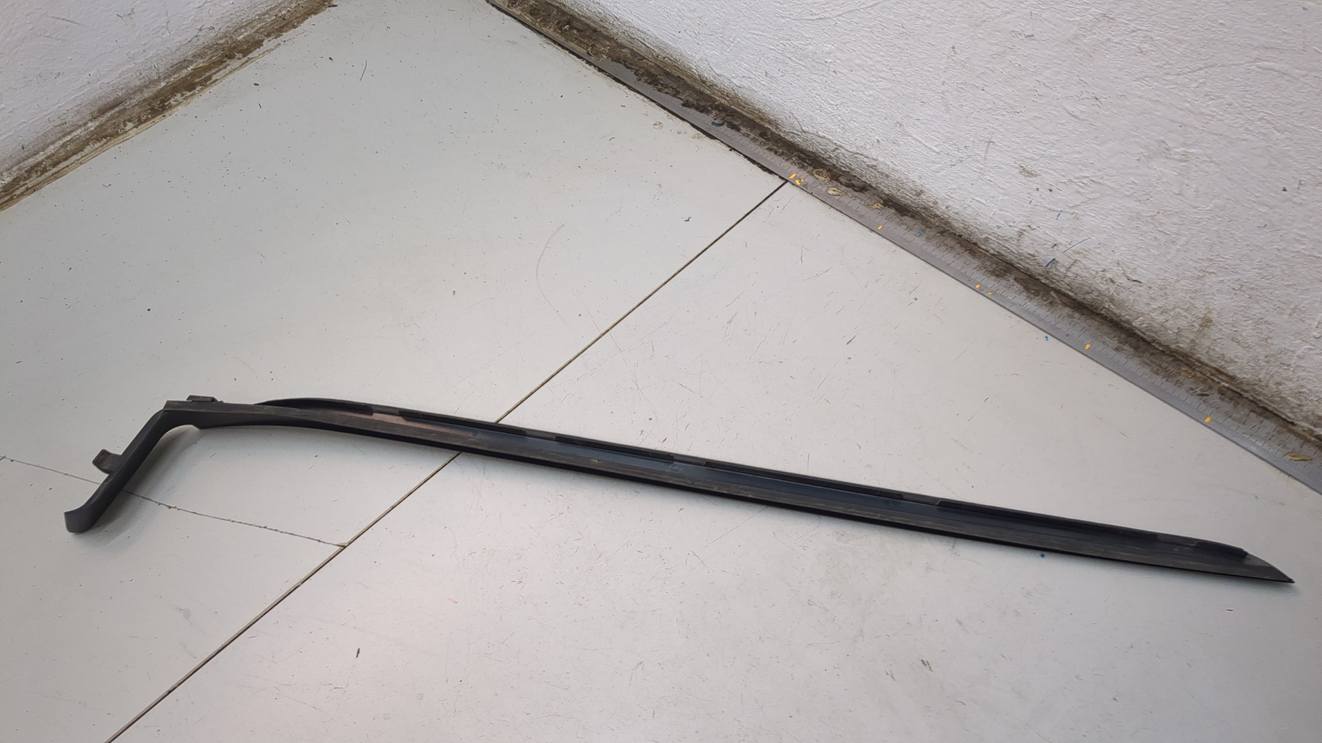 Молдинг лобового стекла