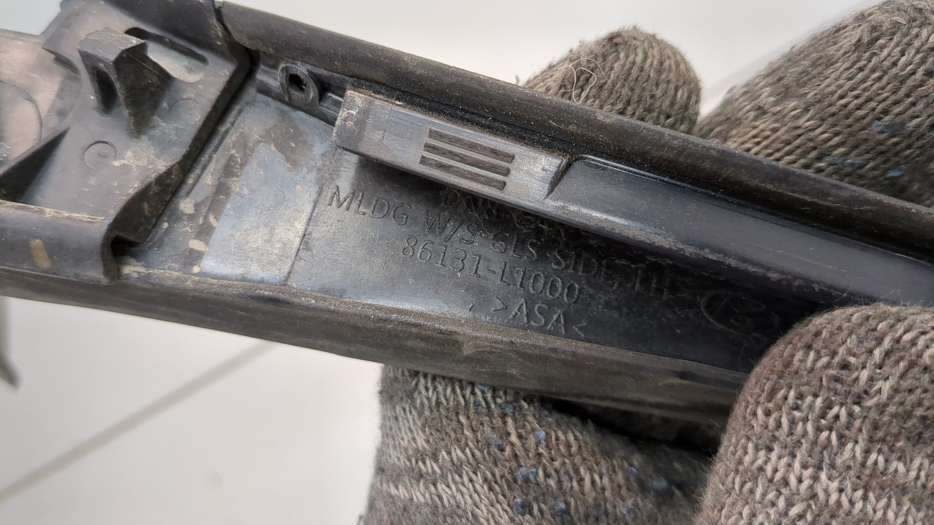 Молдинг лобового стекла