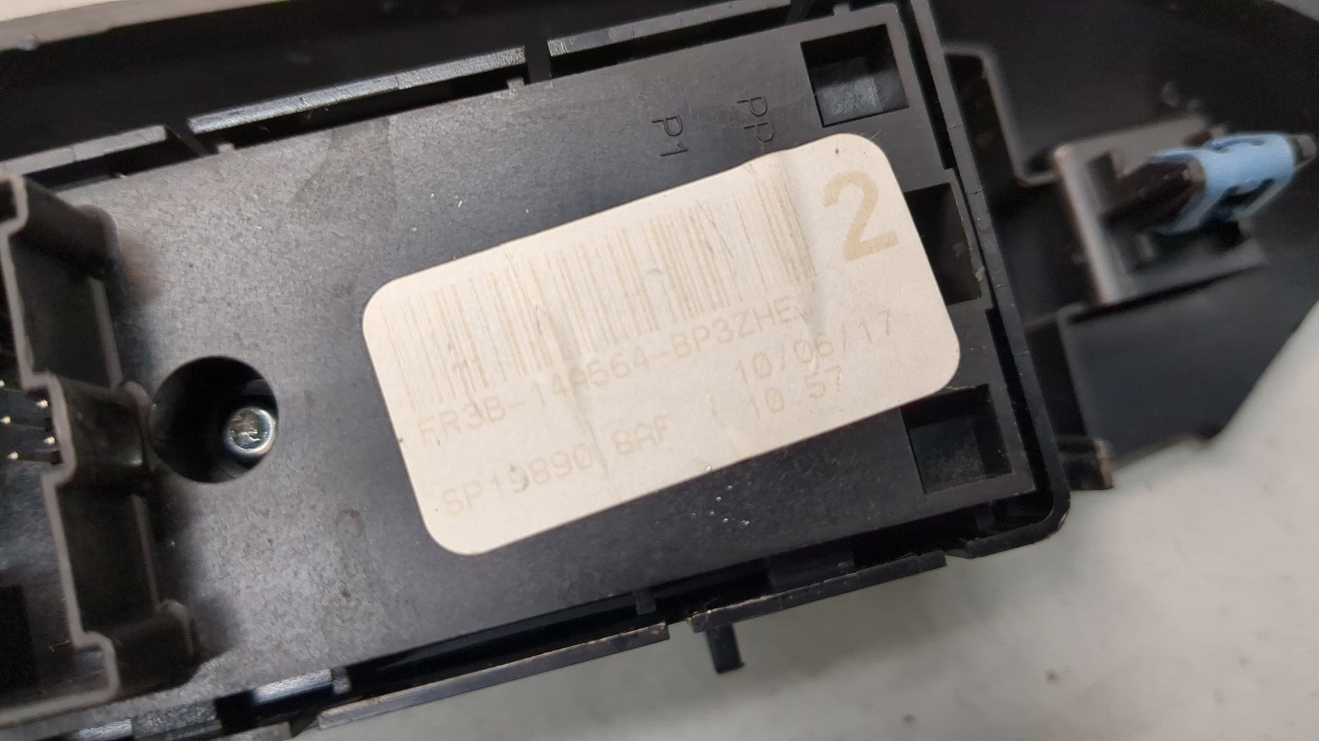 Кнопка стеклоподъемника