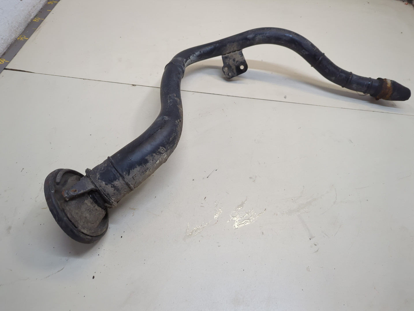 Горловина топливного бака