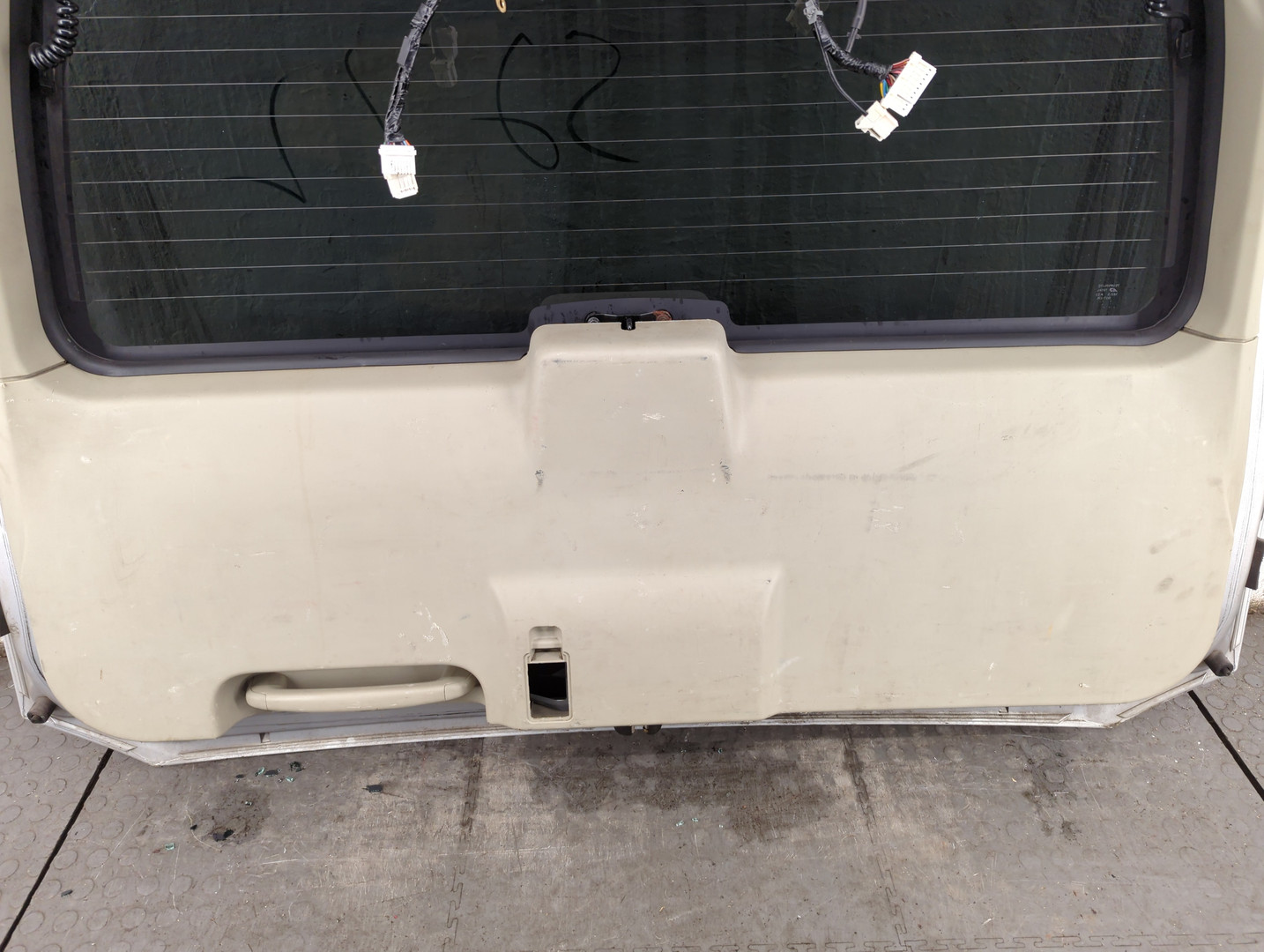 Дверь багажника
