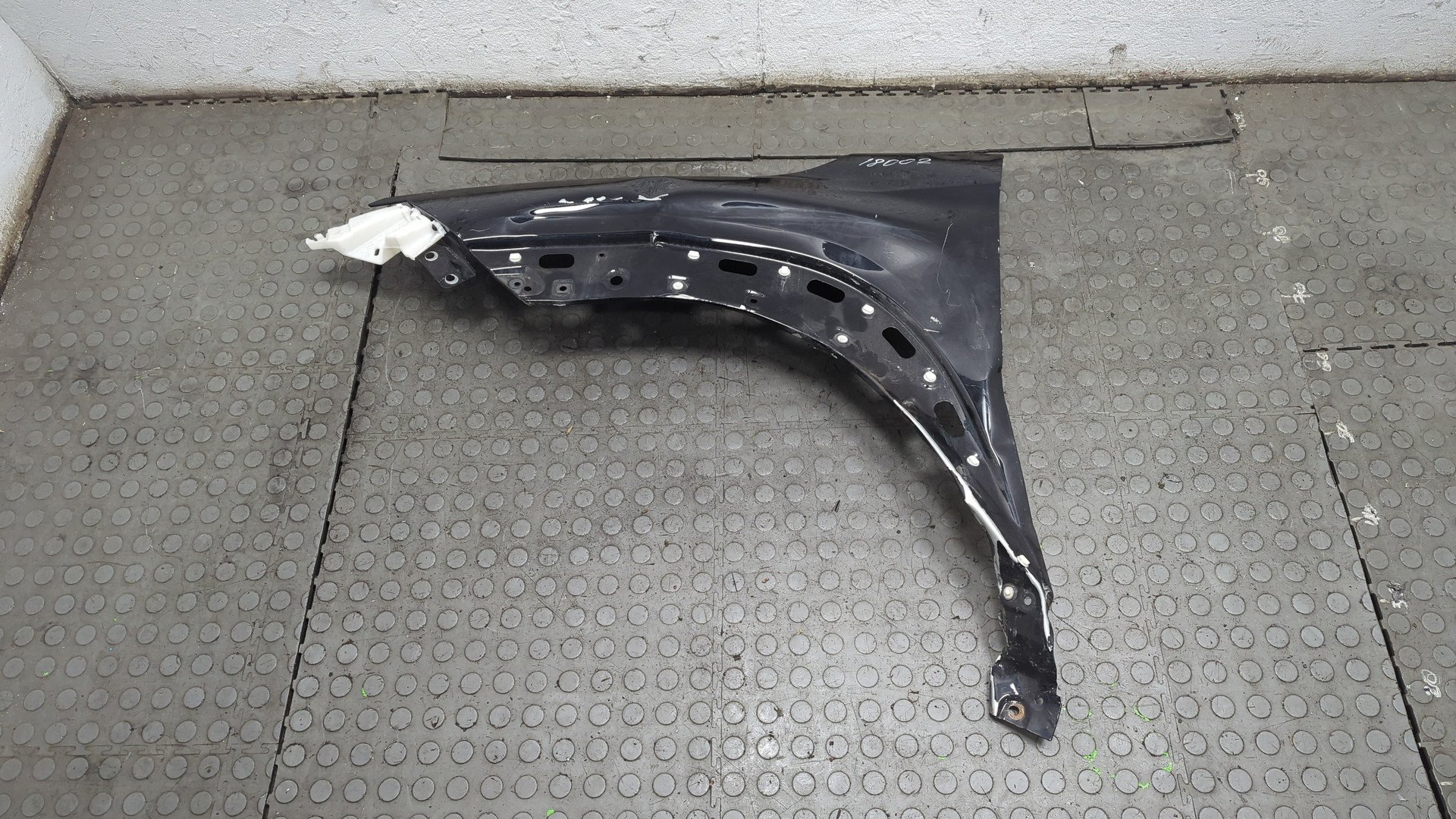 Крыло переднее левое