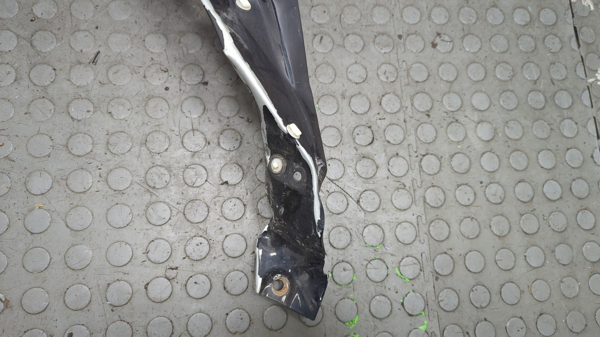 Крыло переднее левое